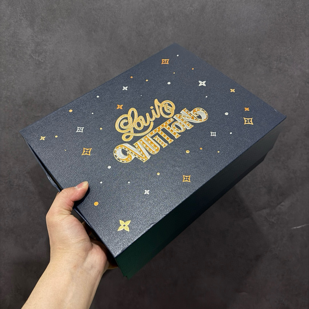 图片[11]-【PK纯原版】Louis Vuitton 路易威登 LV Trainer 低帮休闲板鞋 同步官方2025最新原版包装 海淘代购同渠道品质 高端零售 外贸充正专供 原版购入开发 ZP级全套包装 完美楦型 正确卡色 大底TPU 质感媲美原版 细节与原版一致 请注意区分市面通货材 尺码：39 40 41 42 43 44 45 46-选品中心