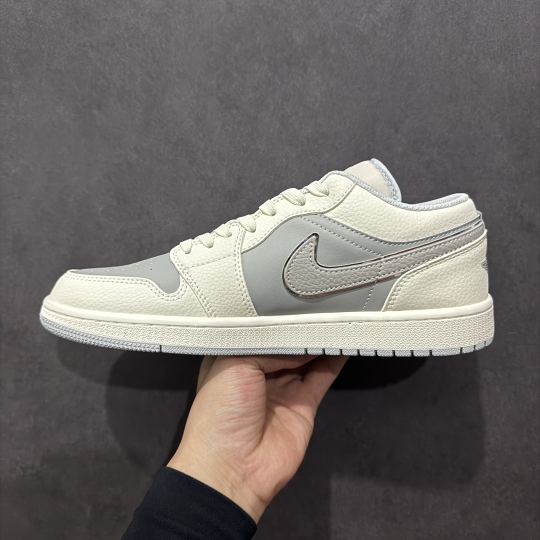 图片[2]-【定制版】Nike Jordan Air Jordan 1“冠希联名——米白银边灰”  高端定制 低帮 复古 减震 防滑 耐磨 篮球鞋  定制鞋盒 大厂纯原品质出货 超高清洁度 皮料切割干净无任何毛边 细节完美 货号：DC2024-024n Size: 36 36.5 37.5 38 38.5 39 40 40.5 41 42 42.5 43 44 44.5 45 编码：HXS260280-莆田鞋批发中心