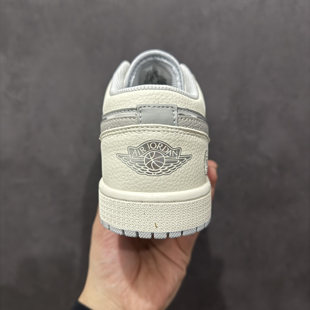 图片[4]-【定制版】Nike Jordan Air Jordan 1“冠希联名——米白银边灰”  高端定制 低帮 复古 减震 防滑 耐磨 篮球鞋  定制鞋盒 大厂纯原品质出货 超高清洁度 皮料切割干净无任何毛边 细节完美 货号：DC2024-024n Size: 36 36.5 37.5 38 38.5 39 40 40.5 41 42 42.5 43 44 44.5 45 编码：HXS260280-莆田鞋批发中心