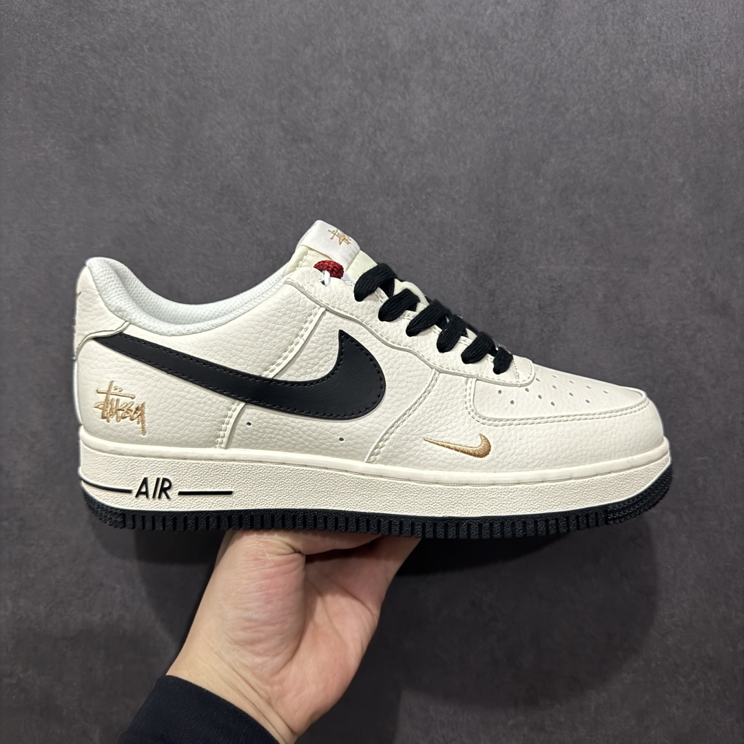 【定制版】海外限量发售！公司级NIke Air Force 1 \’07 Low “斯图西联名——玫瑰金刺绣”空军一号 低帮 运动鞋 休闲鞋 折边针车 工艺难度大 原楦头原纸板 原装鞋盒 定制五金配件 内置全掌气垫 原厂鞋底货号：XZ6188-720 Size：36 36.5 37.5 38 38.5 39 40 40.5 41 42 42.5 43 44 44.5 45 编码：HXS310320-莆田鞋批发中心