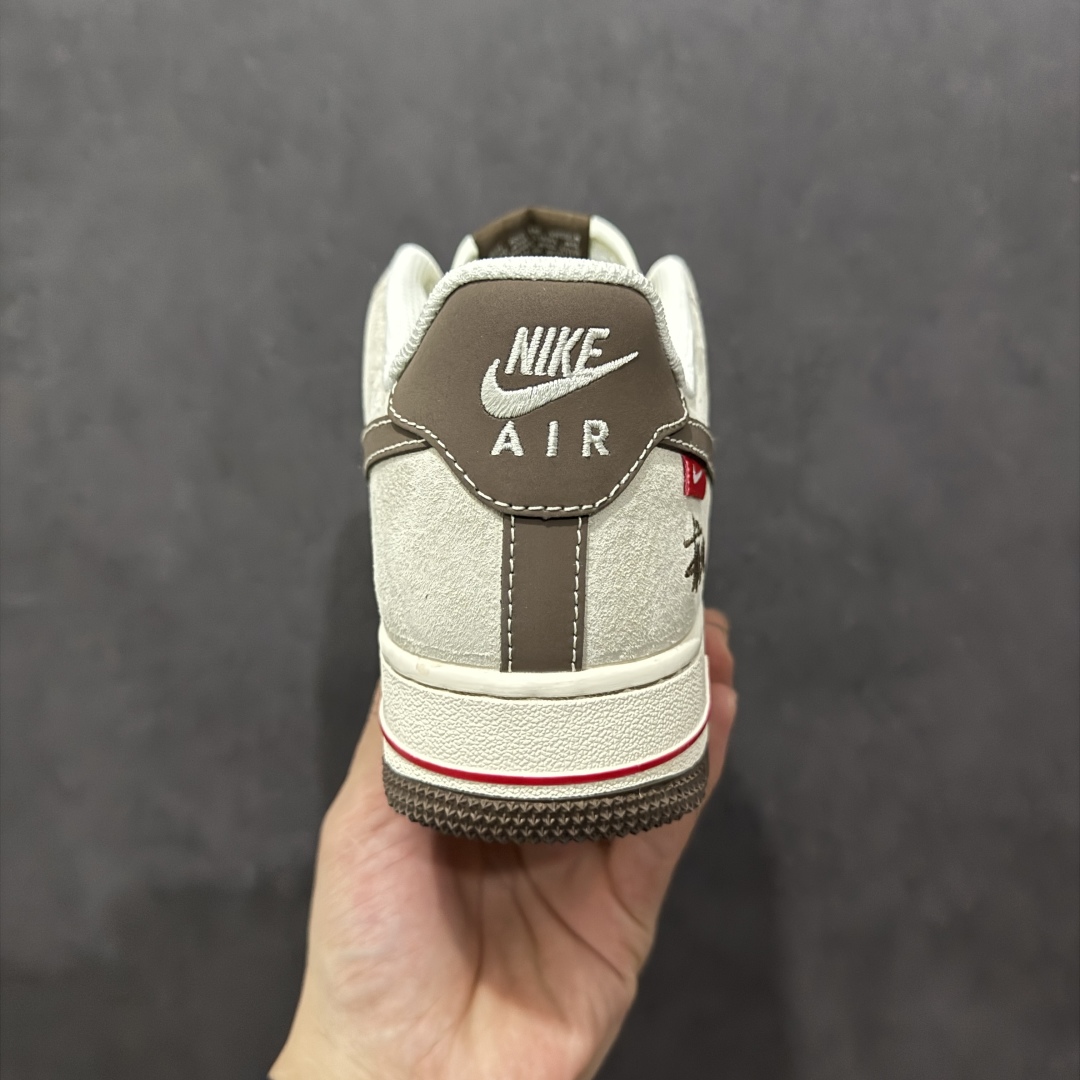 图片[4]-【定制版】海外限量发售NIke Air Force 1 \’07 Low “斯图西联名——双拼米浅粽”空军一号 低帮 运动鞋 休闲鞋 折边针车 工艺难度大 原楦头原纸板 原装鞋盒 定制五金配件 内置全掌气垫 原厂鞋底货号：SJ6698-025 Size：36 36.5 37.5 38 38.5 39 40 40.5 41 42 42.5 43 44 44.5 45 编码：HXS310320-莆田鞋批发中心