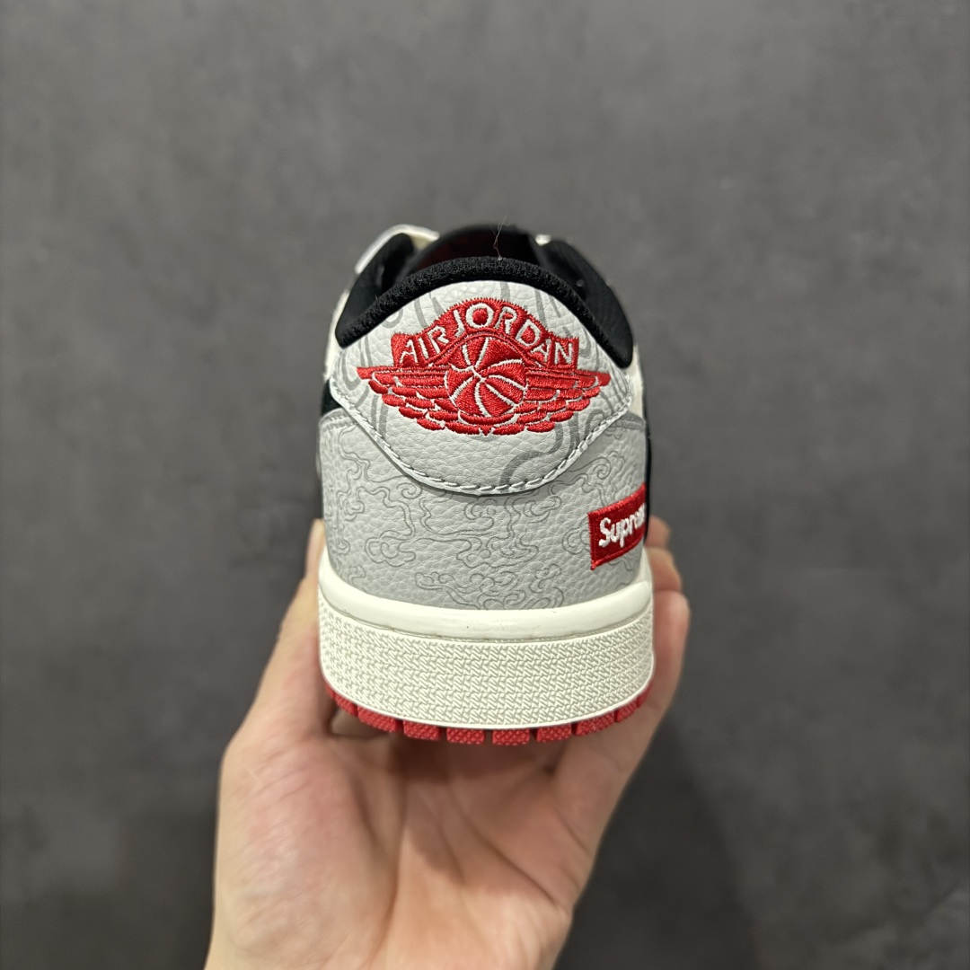 【定制版】Travis Scott x Fragment Design x Jordan Air Jordan 1 Low OG SP “Supreme联名——祥云新年红”  DM7866-078
