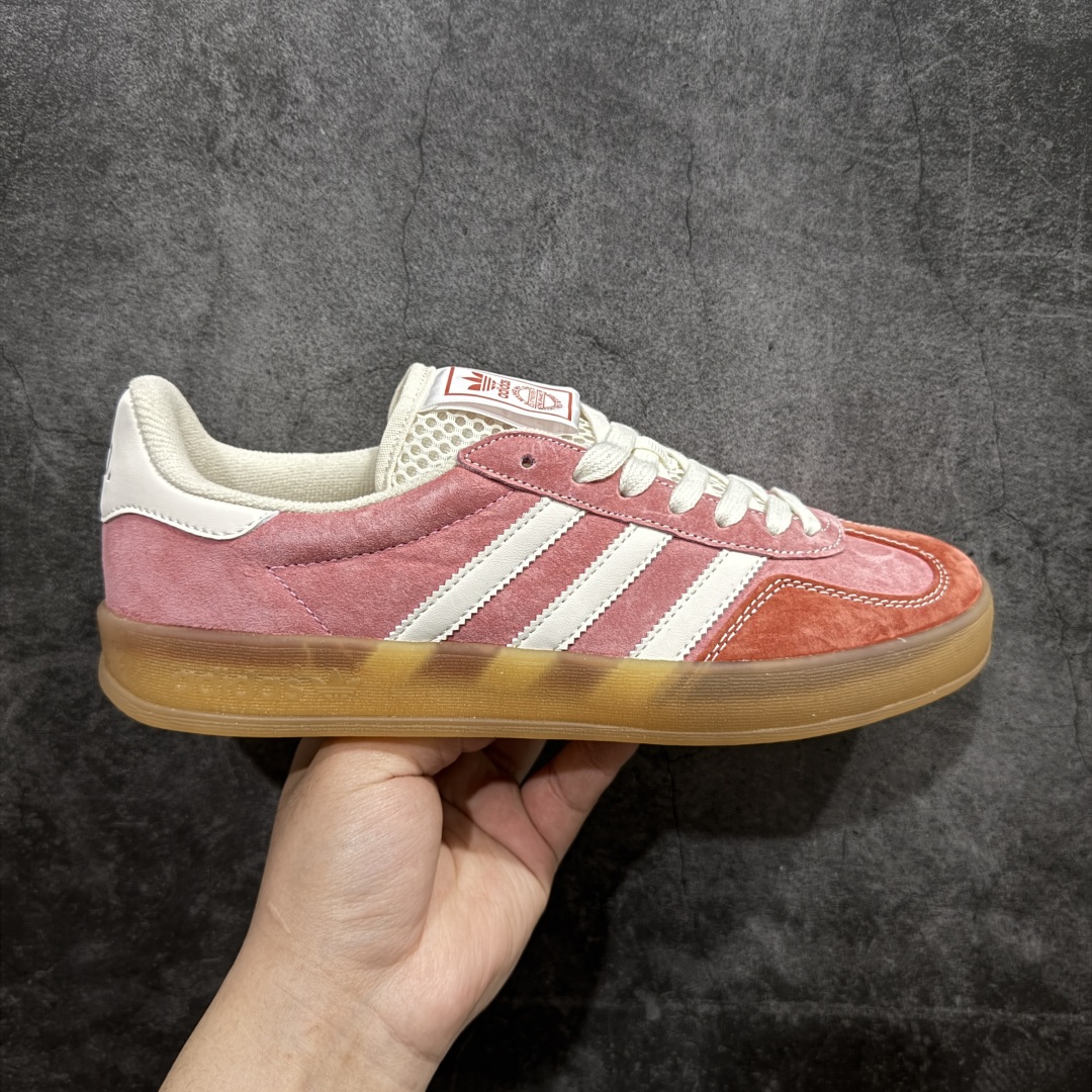 【正确版】AD Originals Gazelle INdoor END 樱花粉n三叶草休闲防滑耐磨低帮板鞋n鞋头出色设计 塑就出众贴合感n稳固的后跟贴合足部曲线设计n软弹舒适 不易磨脚n橡胶鞋底配合防滑纹路设计 平稳抓地 货号: IH8543 尺码: 36 36.5 37.5 38 38.5 39.5 40 40.5 41.5 42 42.5 43 44 45 编码：LDS210230-莆田鞋批发中心