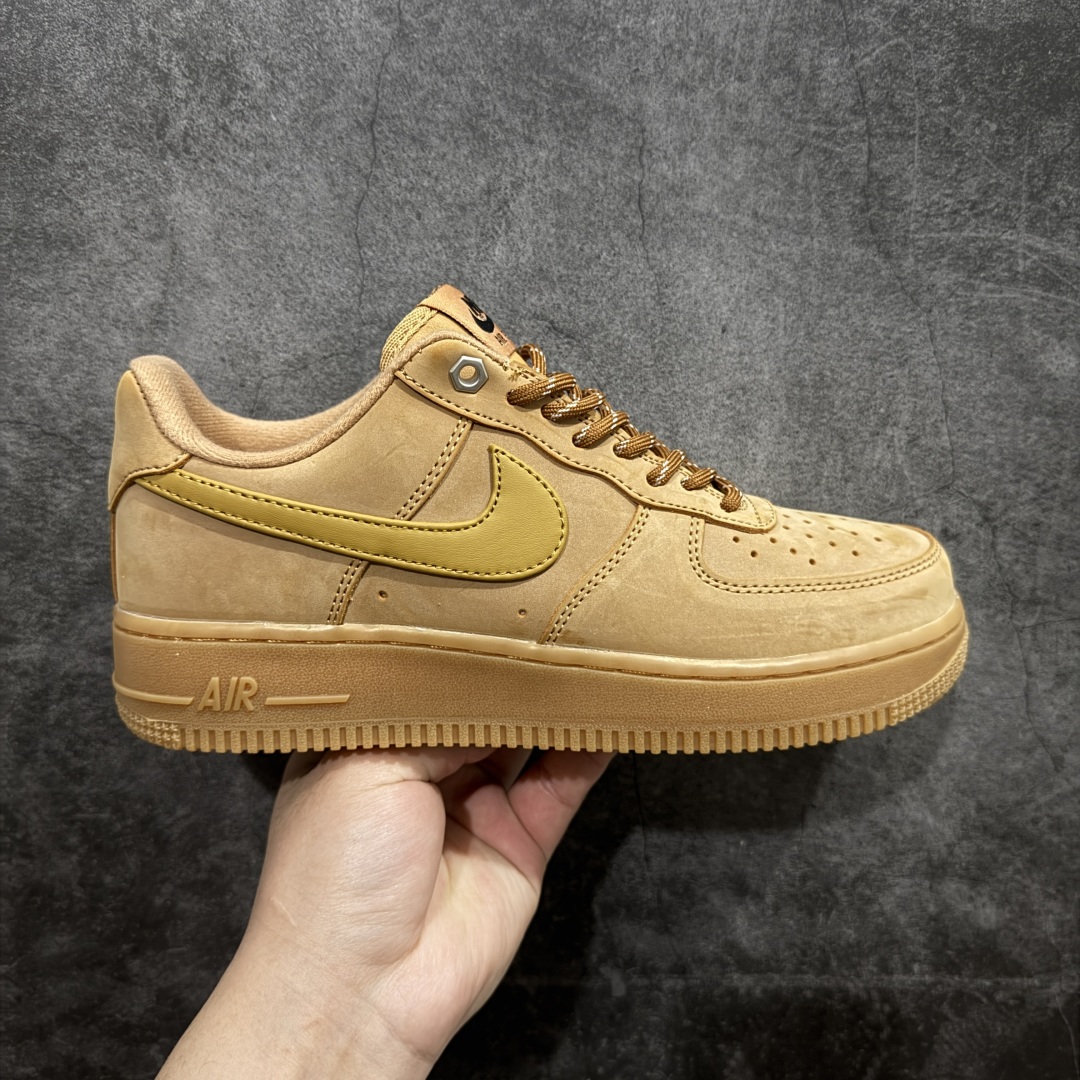 【公司级】Nike Air Force 107 LV8“Wheat /Flax”经典复古风格 防滑耐磨轻便 低帮 板鞋 男女同款 小麦色nn小麦配色 Air Force1 一直以来凭借酷似大黄靴的休闲装扮，n同时独具Nike 复古鞋的经典底蕴，n早已成为受欢迎的上脚鞋款之一，此次又有全新小麦配色登场。n鞋面均由小麦色牛巴革打造，呈现出极佳的质感，同时提高耐磨性。n搭配生胶鞋底，与鞋面风格协调一致，辅以同色系尼龙鞋带，带来酷似工装靴的质感表现。 货号：CJ9179-200nSIZE：35.5 36 36.5 37.5 38 38.5 39 40 40.5 41 42 42.5 43 44 44.5 45 46 编码：LDS220240-莆田鞋批发中心