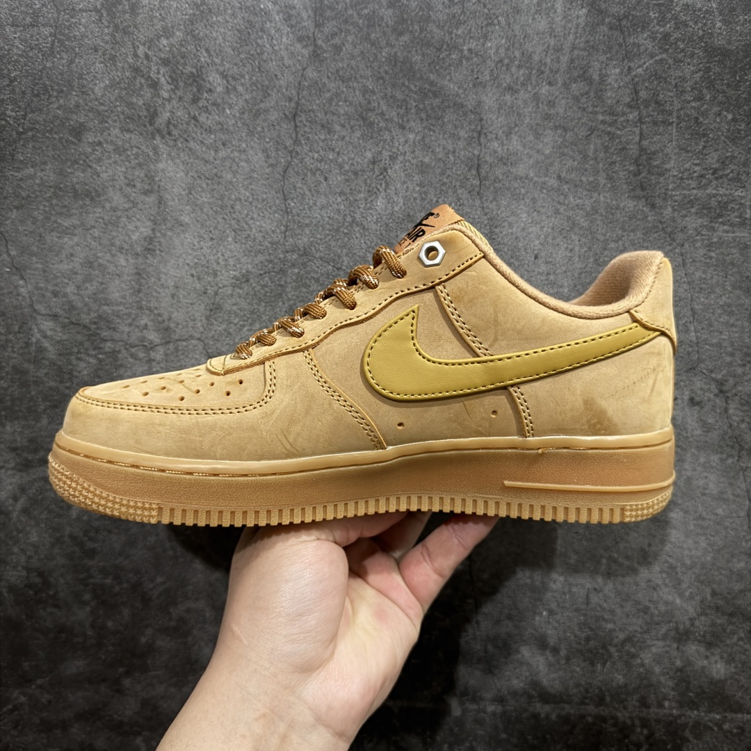 图片[2]-【公司级】Nike Air Force 107 LV8“Wheat /Flax”经典复古风格 防滑耐磨轻便 低帮 板鞋 男女同款 小麦色nn小麦配色 Air Force1 一直以来凭借酷似大黄靴的休闲装扮，n同时独具Nike 复古鞋的经典底蕴，n早已成为受欢迎的上脚鞋款之一，此次又有全新小麦配色登场。n鞋面均由小麦色牛巴革打造，呈现出极佳的质感，同时提高耐磨性。n搭配生胶鞋底，与鞋面风格协调一致，辅以同色系尼龙鞋带，带来酷似工装靴的质感表现。 货号：CJ9179-200nSIZE：35.5 36 36.5 37.5 38 38.5 39 40 40.5 41 42 42.5 43 44 44.5 45 46 编码：LDS220240-莆田鞋批发中心