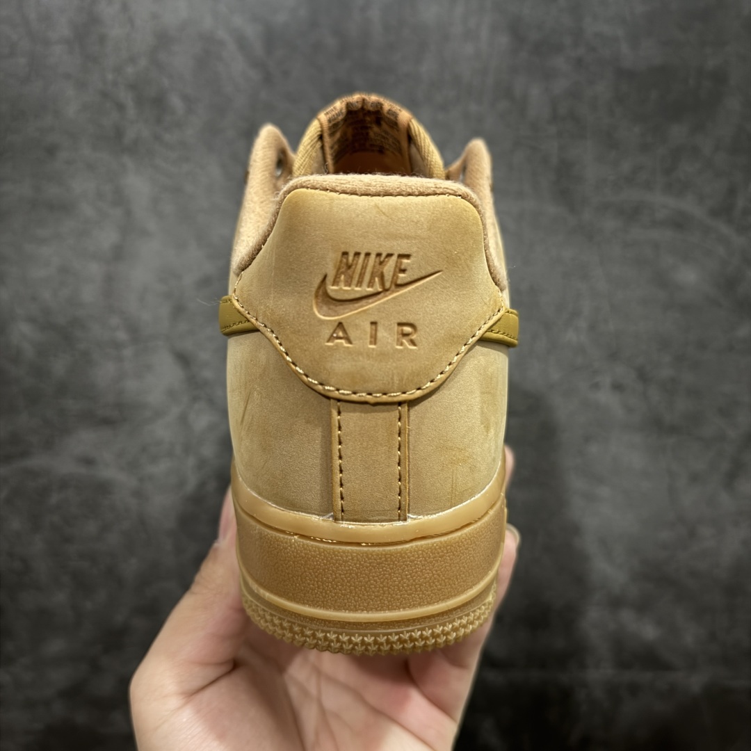 图片[4]-【公司级】Nike Air Force 107 LV8“Wheat /Flax”经典复古风格 防滑耐磨轻便 低帮 板鞋 男女同款 小麦色nn小麦配色 Air Force1 一直以来凭借酷似大黄靴的休闲装扮，n同时独具Nike 复古鞋的经典底蕴，n早已成为受欢迎的上脚鞋款之一，此次又有全新小麦配色登场。n鞋面均由小麦色牛巴革打造，呈现出极佳的质感，同时提高耐磨性。n搭配生胶鞋底，与鞋面风格协调一致，辅以同色系尼龙鞋带，带来酷似工装靴的质感表现。 货号：CJ9179-200nSIZE：35.5 36 36.5 37.5 38 38.5 39 40 40.5 41 42 42.5 43 44 44.5 45 46 编码：LDS220240-莆田鞋批发中心