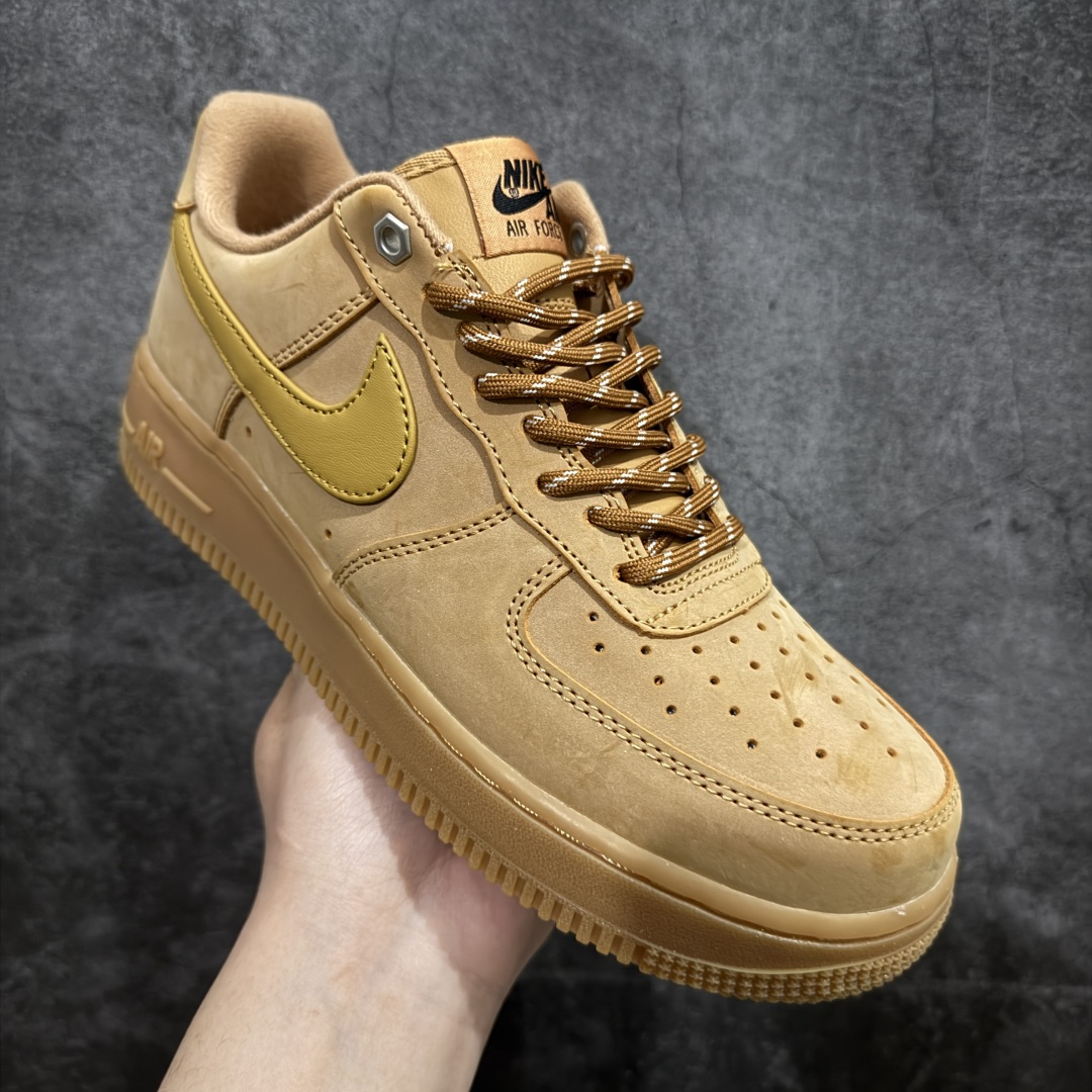 图片[3]-【公司级】Nike Air Force 107 LV8“Wheat /Flax”经典复古风格 防滑耐磨轻便 低帮 板鞋 男女同款 小麦色nn小麦配色 Air Force1 一直以来凭借酷似大黄靴的休闲装扮，n同时独具Nike 复古鞋的经典底蕴，n早已成为受欢迎的上脚鞋款之一，此次又有全新小麦配色登场。n鞋面均由小麦色牛巴革打造，呈现出极佳的质感，同时提高耐磨性。n搭配生胶鞋底，与鞋面风格协调一致，辅以同色系尼龙鞋带，带来酷似工装靴的质感表现。 货号：CJ9179-200nSIZE：35.5 36 36.5 37.5 38 38.5 39 40 40.5 41 42 42.5 43 44 44.5 45 46 编码：LDS220240-莆田鞋批发中心