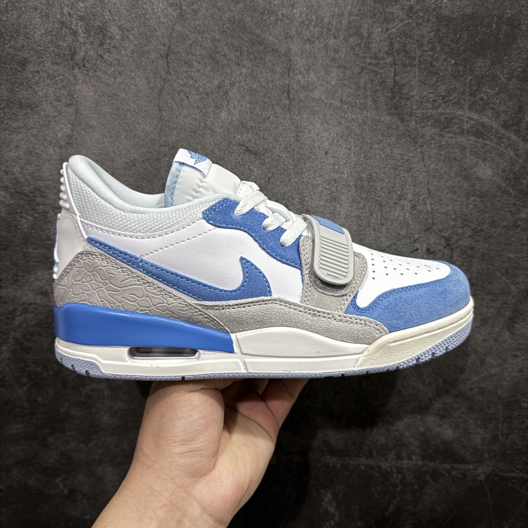 【纯原N版】Air Jordan Legacy AJ312 Low低帮复古篮球鞋 白灰蓝 CD7069-141nn市场最强独一档产物 全套原纸板楦头开发 原厂大底磨具加持立体防滑纹理 原档数据后跟TPU子母扣魔术贴 原装可视Air Sole气垫 原汁原味最完美的312代版型 唯一正确鞋头趴度弧度高度鞋身腰线 进口港宝加持 后跟自然饱满 全鞋荧光划线卡点 追求极致完美 每一双都是工艺品 多重QC质检 超越公司货的品控标准 实实在在的免检产品 鞋身采用了皮革材质打造 横跨鞋面的魔术贴十分吸睛 侧面的Swoosh Logo的一部分被鞋面遮挡了一部分 颇具玩味 魔术贴上标有NK标识 而鞋舌上是Jordan的经典红色飞翼Logo 后跟和鞋底均采用了AJ3的设计 后跟上同样也使用了经典的爆裂纹图案SIZE：36 36.5 37.5 38 38.5 39 40  编码：MT250280-莆田鞋批发中心