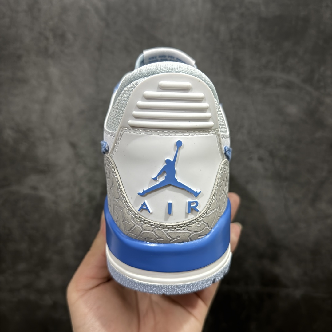 图片[4]-【纯原N版】Air Jordan Legacy AJ312 Low低帮复古篮球鞋 白灰蓝 CD7069-141nn市场最强独一档产物 全套原纸板楦头开发 原厂大底磨具加持立体防滑纹理 原档数据后跟TPU子母扣魔术贴 原装可视Air Sole气垫 原汁原味最完美的312代版型 唯一正确鞋头趴度弧度高度鞋身腰线 进口港宝加持 后跟自然饱满 全鞋荧光划线卡点 追求极致完美 每一双都是工艺品 多重QC质检 超越公司货的品控标准 实实在在的免检产品 鞋身采用了皮革材质打造 横跨鞋面的魔术贴十分吸睛 侧面的Swoosh Logo的一部分被鞋面遮挡了一部分 颇具玩味 魔术贴上标有NK标识 而鞋舌上是Jordan的经典红色飞翼Logo 后跟和鞋底均采用了AJ3的设计 后跟上同样也使用了经典的爆裂纹图案SIZE：36 36.5 37.5 38 38.5 39 40  编码：MT250280-莆田鞋批发中心