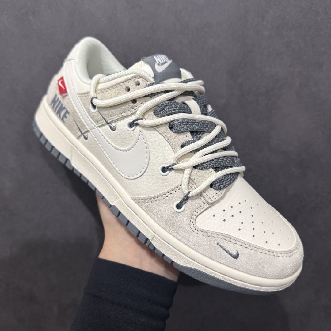 图片[3]-【定制版】Nike SB Dunk Low“ NIKE联名——红标米灰抽绳”  周年高端定制 低帮休闲板鞋 定制鞋盒 大厂纯原品质出货 超高清洁度 皮料切割干净无任何毛边 细节完美 货号：XX3168-121n Size:36 36.5 37.5 38 38.5 39 40 40.5 41 42 42.5 43 44 44.5 45 编码：HXS340360-莆田鞋批发中心