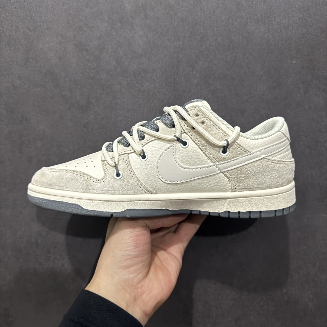 图片[2]-【定制版】Nike SB Dunk Low“ NIKE联名——红标米灰抽绳”  周年高端定制 低帮休闲板鞋 定制鞋盒 大厂纯原品质出货 超高清洁度 皮料切割干净无任何毛边 细节完美 货号：XX3168-121n Size:36 36.5 37.5 38 38.5 39 40 40.5 41 42 42.5 43 44 44.5 45 编码：HXS340360-莆田鞋批发中心