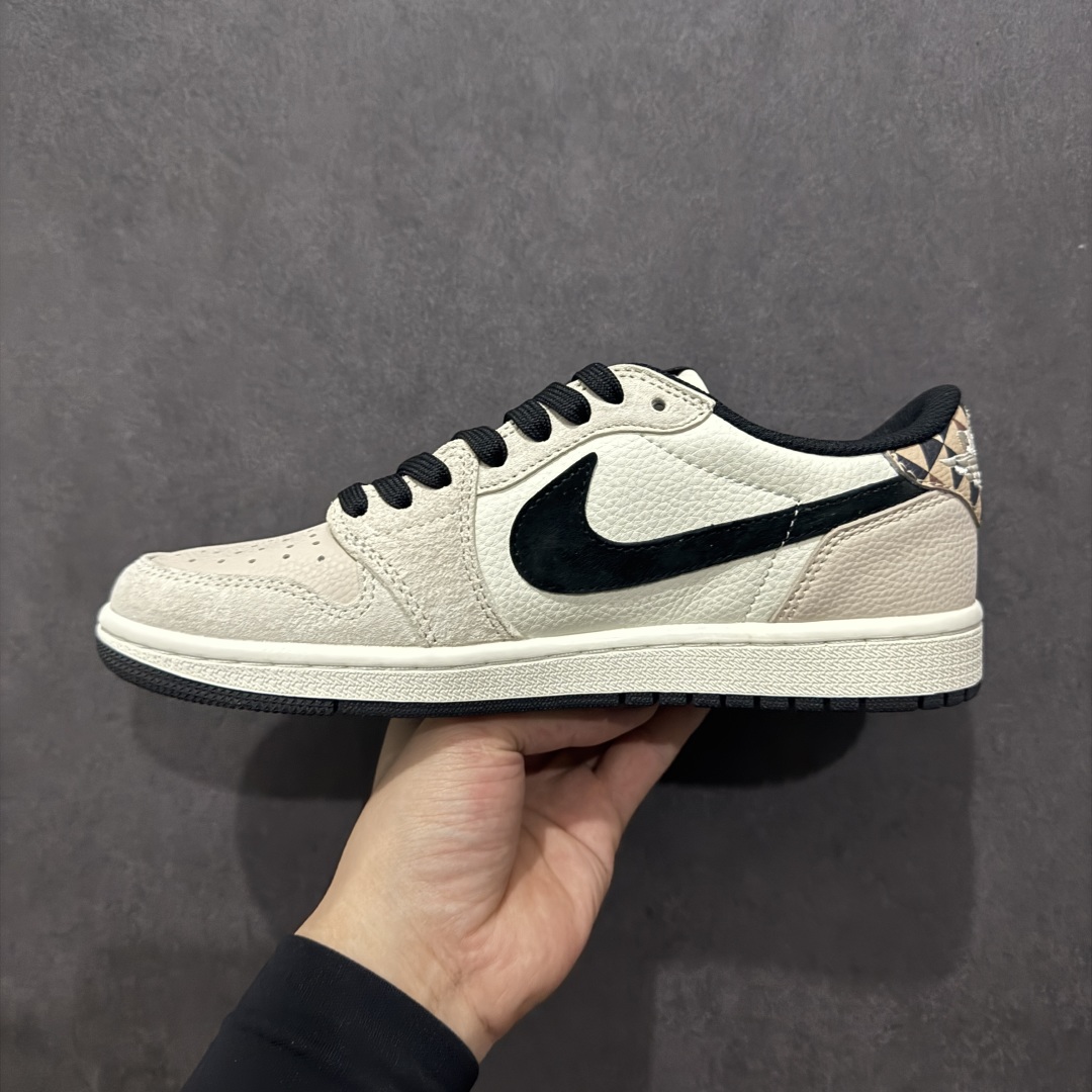 图片[2]-【定制版】Travis Scott x Nike Air Jordan 1 Low x The North FacenAir Jordan 1 Low 反转米黑翻毛倒钩 纯原版本n全鞋采用原装头层皮，用料扎实 精雕细琢n鞋型极致还原 飞翼3D打印改良 深度立体四线中底拉帮皮料选材 钢印 背胶一应俱全 全新批次 原装原模大底全鞋原厂定制皮料，手感细腻正确折边工艺 完美细节诠释 官方货号：DM7866 102 Size：36 36.5 37.5 38 38.5 39 40 40.5 41 42 42.5 43 44 44.5 45 编码：HXS340360-莆田鞋批发中心