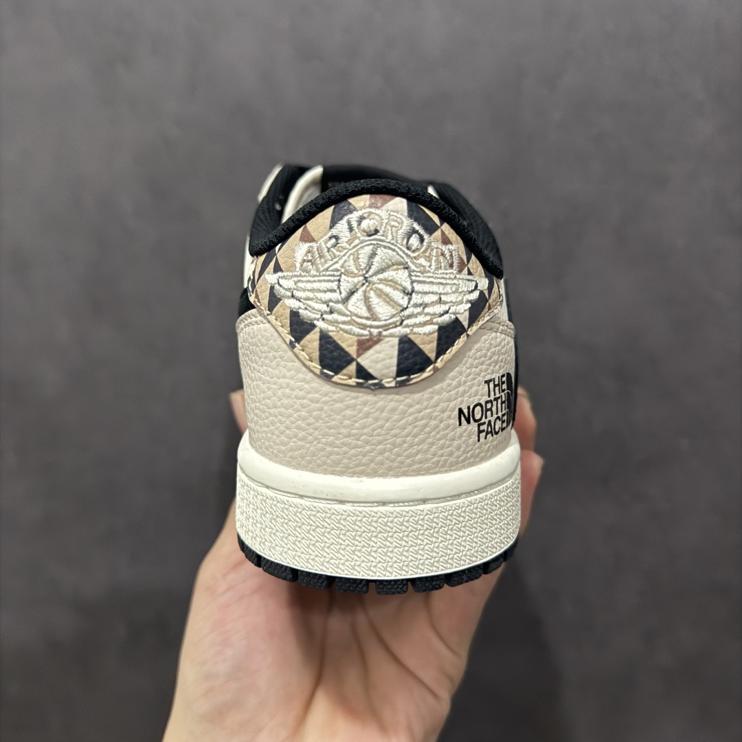 图片[4]-【定制版】Travis Scott x Nike Air Jordan 1 Low x The North FacenAir Jordan 1 Low 反转米黑翻毛倒钩 纯原版本n全鞋采用原装头层皮，用料扎实 精雕细琢n鞋型极致还原 飞翼3D打印改良 深度立体四线中底拉帮皮料选材 钢印 背胶一应俱全 全新批次 原装原模大底全鞋原厂定制皮料，手感细腻正确折边工艺 完美细节诠释 官方货号：DM7866 102 Size：36 36.5 37.5 38 38.5 39 40 40.5 41 42 42.5 43 44 44.5 45 编码：HXS340360-莆田鞋批发中心