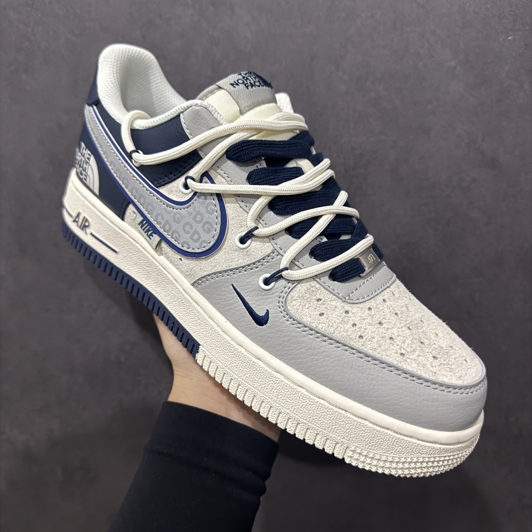 图片[3]-【定制版】Nike Air Force 1 Low 07 x The North Face x CDG 白灰蓝小钩绑带n原楦头原纸板 打造纯正低帮空军版型 专注外贸渠道 全掌内置蜂窝气垫原盒配件 原厂中底钢印、拉帮完美官方货号：DM6688 024 Size：36 36.5 37.5 38 38.5 39 40 40.5 41 42 42.5 43 44 44.5 45 编码：HXS310320-莆田鞋批发中心