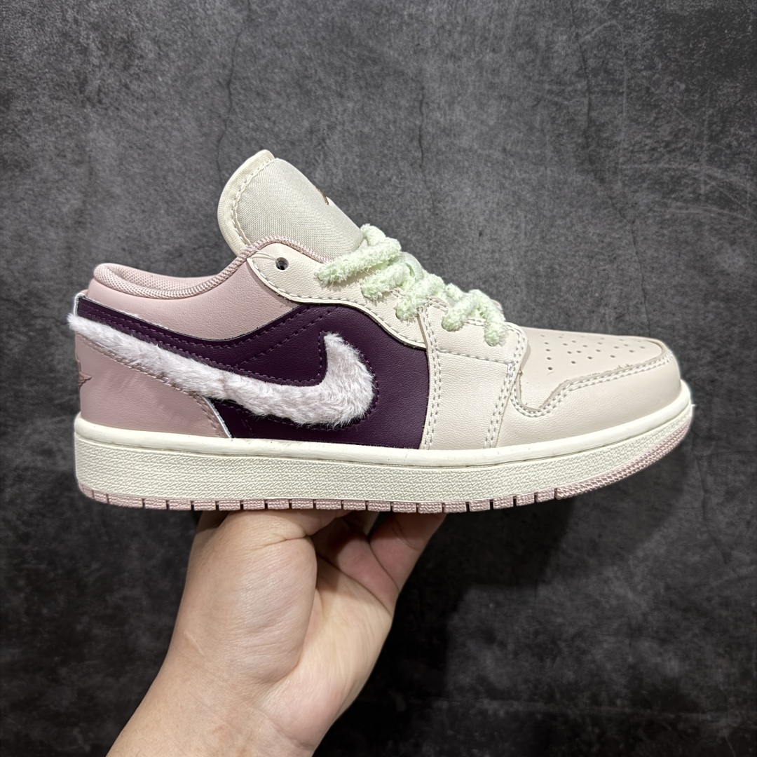 【K版】Air Jordan AJ1 Low 淡粉紫芋泥绒毛钩子”FZ3928-200nn全新流水线出品 DT版本唯一平替选择 市场第二梯队最强版 全部原鞋开发 原楦原纸板开发 全鞋电脑针车 原厂内置全掌气垫 原盒内在原标 唯一Zp原版鞋带绑法 免检产品 全新2022版型 全头层皮料 完美零毛边处理 原厂配置全掌气垫 价格定位良心 几十个配色陆续出货 SIZE：36 36.5 37.5 38 38.5 39 40 40.5 41 42 42.5 43 44 44.5 45 46 47.5 编码：LDS230250-莆田鞋批发中心