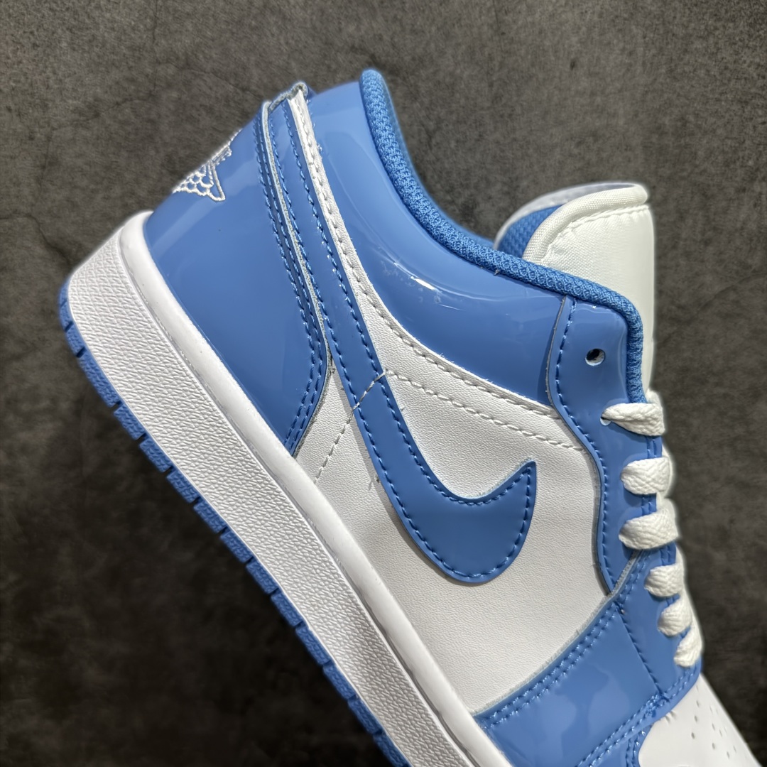 图片[7]-【K版】Air Jordan AJ1 Low 漆皮白北卡蓝 FZ2138-114nn全新流水线出品 DT版本唯一平替选择 市场第二梯队最强版 全部原鞋开发 原楦原纸板开发 全鞋电脑针车 原厂内置全掌气垫 原盒内在原标 唯一Zp原版鞋带绑法 免检产品 全新2022版型 全头层皮料 完美零毛边处理 原厂配置全掌气垫 价格定位良心 几十个配色陆续出货 SIZE：36 36.5 37.5 38 38.5 39 40 40.5 41 42 42.5 43 44 44.5 45 46 47.5 编码：LDS230250-莆田鞋批发中心