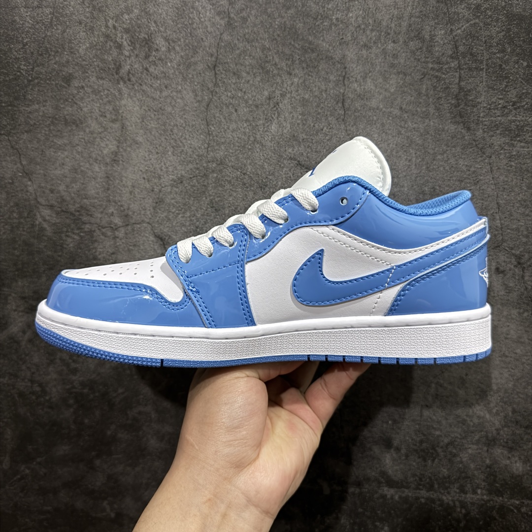 图片[2]-【K版】Air Jordan AJ1 Low 漆皮白北卡蓝 FZ2138-114nn全新流水线出品 DT版本唯一平替选择 市场第二梯队最强版 全部原鞋开发 原楦原纸板开发 全鞋电脑针车 原厂内置全掌气垫 原盒内在原标 唯一Zp原版鞋带绑法 免检产品 全新2022版型 全头层皮料 完美零毛边处理 原厂配置全掌气垫 价格定位良心 几十个配色陆续出货 SIZE：36 36.5 37.5 38 38.5 39 40 40.5 41 42 42.5 43 44 44.5 45 46 47.5 编码：LDS230250-莆田鞋批发中心