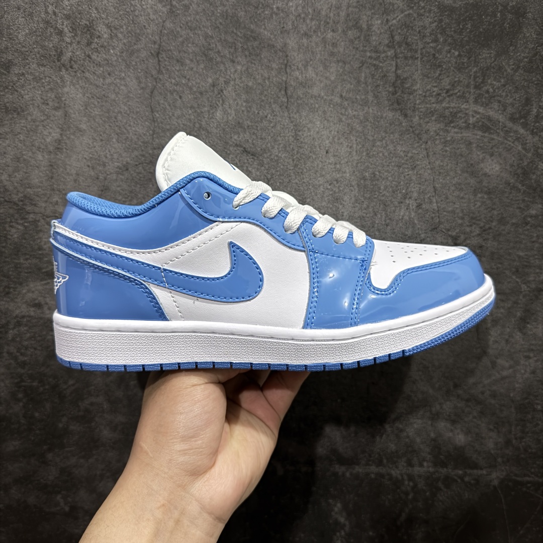 【K版】Air Jordan AJ1 Low 漆皮白北卡蓝 FZ2138-114nn全新流水线出品 DT版本唯一平替选择 市场第二梯队最强版 全部原鞋开发 原楦原纸板开发 全鞋电脑针车 原厂内置全掌气垫 原盒内在原标 唯一Zp原版鞋带绑法 免检产品 全新2022版型 全头层皮料 完美零毛边处理 原厂配置全掌气垫 价格定位良心 几十个配色陆续出货 SIZE：36 36.5 37.5 38 38.5 39 40 40.5 41 42 42.5 43 44 44.5 45 46 47.5 编码：LDS230250-莆田鞋批发中心