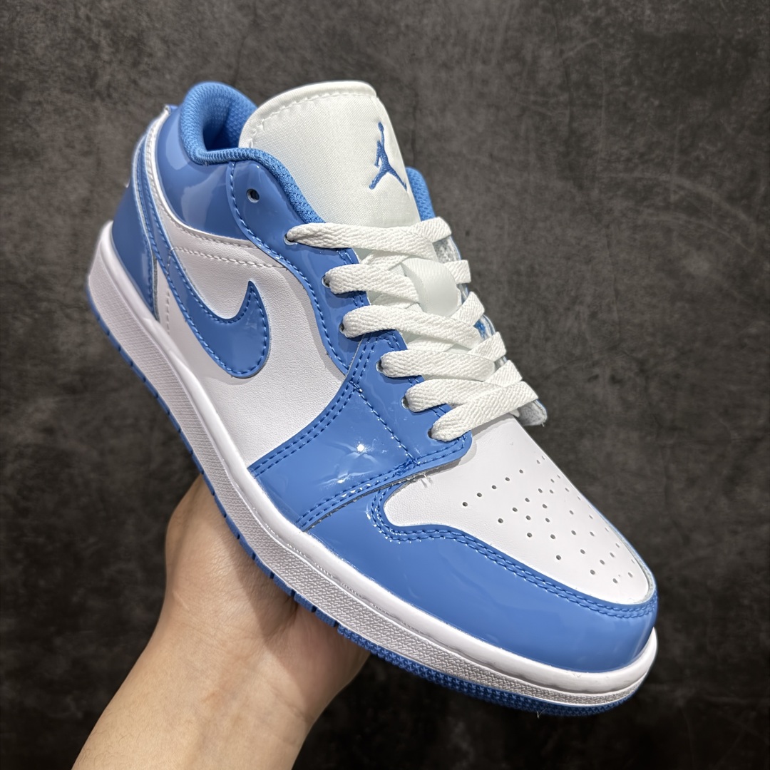 图片[3]-【K版】Air Jordan AJ1 Low 漆皮白北卡蓝 FZ2138-114nn全新流水线出品 DT版本唯一平替选择 市场第二梯队最强版 全部原鞋开发 原楦原纸板开发 全鞋电脑针车 原厂内置全掌气垫 原盒内在原标 唯一Zp原版鞋带绑法 免检产品 全新2022版型 全头层皮料 完美零毛边处理 原厂配置全掌气垫 价格定位良心 几十个配色陆续出货 SIZE：36 36.5 37.5 38 38.5 39 40 40.5 41 42 42.5 43 44 44.5 45 46 47.5 编码：LDS230250-莆田鞋批发中心