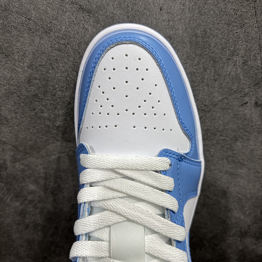 图片[5]-【K版】Air Jordan AJ1 Low 漆皮白北卡蓝 FZ2138-114nn全新流水线出品 DT版本唯一平替选择 市场第二梯队最强版 全部原鞋开发 原楦原纸板开发 全鞋电脑针车 原厂内置全掌气垫 原盒内在原标 唯一Zp原版鞋带绑法 免检产品 全新2022版型 全头层皮料 完美零毛边处理 原厂配置全掌气垫 价格定位良心 几十个配色陆续出货 SIZE：36 36.5 37.5 38 38.5 39 40 40.5 41 42 42.5 43 44 44.5 45 46 47.5 编码：LDS230250-莆田鞋批发中心