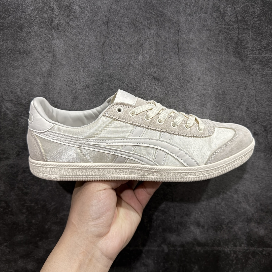 【公司级】亚瑟士/鬼冢虎 Onitsuka Tiger Tokuten复古跑鞋街拍潮鞋低帮板鞋经典款德训中性复古运动鞋n轻盈舒适，时尚与复古与一体！轻盈的款式，适合夏天~简单的设定配合修长的线条，全鞋身均以麖皮打造，散发着日本新一代的潮流品味，无论配衬任何造型都能胜任。 Tokuten 精神来自80年代的室内用鞋，T-TOE前足补强设计，环状中底底部结构，橡胶大底元素，防滑耐磨的同时保持着鞋子的轻盈,并提供良好牵引力，脚感柔软舒适，长时间行走也不会觉得脚部不适。经典复刻款，休闲百搭，中性款男女都可穿。  尺码：36 37 37.5 38 39 39.5 40 编码：LDS190220-莆田鞋批发中心