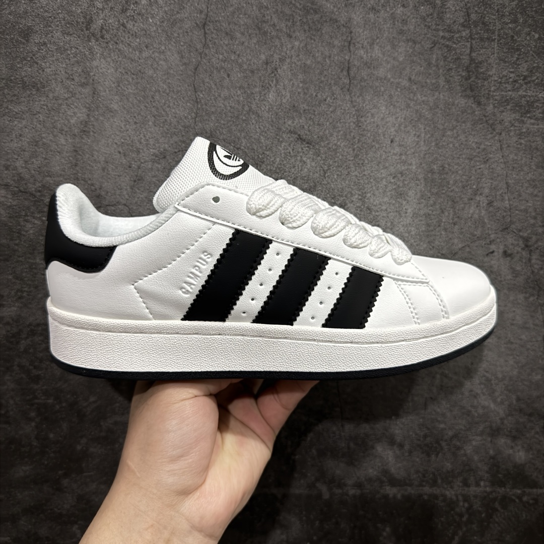 【H11版本】adidas originals CAMPUS 00s 舒适 防滑耐磨 低帮板鞋 男女同款 IF8761 Adidas Originals Campus 00s 学院系列 面包风经典复古低帮百搭休闲运动板鞋 这次 adidas Originals 选择了以经典复古鞋型Campus 为蓝本打造全新面包鞋。 这款鞋型联名不断，冠希当年对它更是钟爱有加，论牌面丝毫不输贝壳头、Forum 等大热鞋型。 这次 Campus 一改 80 年代的瘦长造型，鞋舌、鞋身、鞋底甚至细节都变大了。 营造出千禧年前后流行的面包鞋宽大廓形，因此鞋名改为 Campus 00s。 鞋身采用绒面皮料搭配白色常规皮革，质感上还是延续了经典 Campus 的设计。 鞋舌填充更加饱满，让鞋款整体看起来更加圆润，搭配上这款浅蓝配色，「蓝胖子」造型真的很可爱。 鞋舌还加入了与以往 Campus 不同的全新三叶草 Logo，令造型更具千禧气息 #独家原盒 原底原料 开模打造 #原厂织唛鞋标 高精密准度 #原楦原纸板开发 匹配原版98%以上 #后跟垫棉独家呈现 反口里弧度正确 #原厂鞋垫 背胶 后跟电绣针数 与正品一致 #原厂皮料 原厂车缝线 质感无敌 #皮料切割干净 无任何毛边 清洁度细节完美 货号：IF8761 尺码：36 37 38 39 40 41 42 43 44 45-选品中心