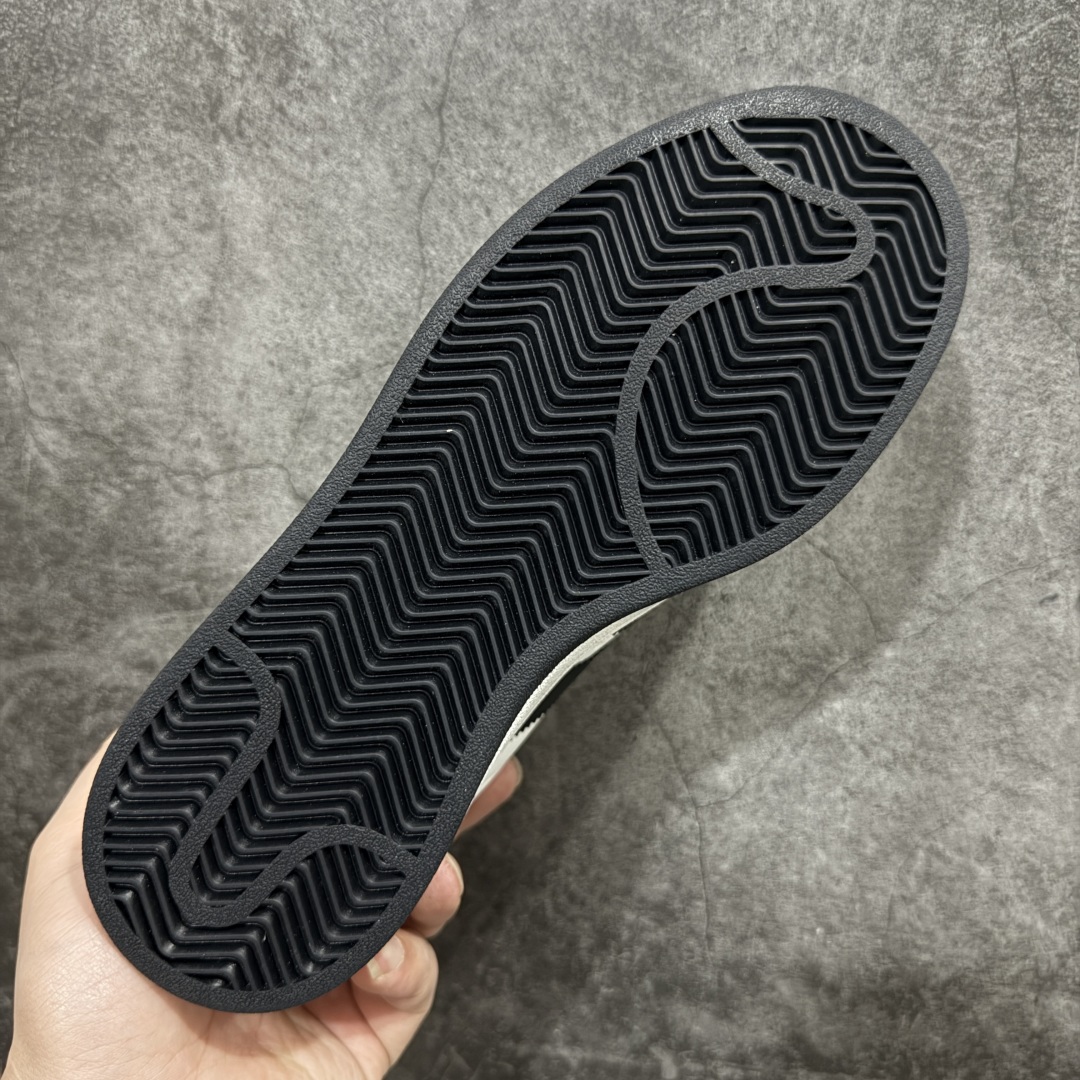 图片[9]-【H11版本】adidas originals CAMPUS 00s 舒适 防滑耐磨 低帮板鞋 男女同款 IF8761 Adidas Originals Campus 00s 学院系列 面包风经典复古低帮百搭休闲运动板鞋 这次 adidas Originals 选择了以经典复古鞋型Campus 为蓝本打造全新面包鞋。 这款鞋型联名不断，冠希当年对它更是钟爱有加，论牌面丝毫不输贝壳头、Forum 等大热鞋型。 这次 Campus 一改 80 年代的瘦长造型，鞋舌、鞋身、鞋底甚至细节都变大了。 营造出千禧年前后流行的面包鞋宽大廓形，因此鞋名改为 Campus 00s。 鞋身采用绒面皮料搭配白色常规皮革，质感上还是延续了经典 Campus 的设计。 鞋舌填充更加饱满，让鞋款整体看起来更加圆润，搭配上这款浅蓝配色，「蓝胖子」造型真的很可爱。 鞋舌还加入了与以往 Campus 不同的全新三叶草 Logo，令造型更具千禧气息 #独家原盒 原底原料 开模打造 #原厂织唛鞋标 高精密准度 #原楦原纸板开发 匹配原版98%以上 #后跟垫棉独家呈现 反口里弧度正确 #原厂鞋垫 背胶 后跟电绣针数 与正品一致 #原厂皮料 原厂车缝线 质感无敌 #皮料切割干净 无任何毛边 清洁度细节完美 货号：IF8761 尺码：36 37 38 39 40 41 42 43 44 45-选品中心