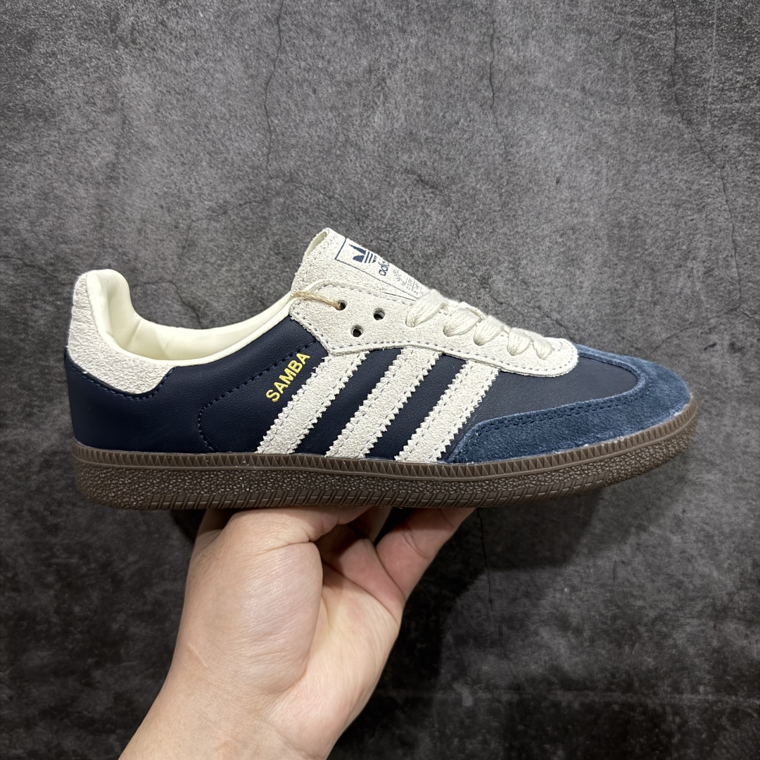 【神版】Adidas Originals Samba OG\”Aurora Ink Cream White/Gum\”桑巴舞系列绅士德训足球风百搭低帮休闲运动板鞋“海军蓝米白焦糖底”JI3217n男女鞋真标半码制n升级原楦原纸版数据开发n采用移膜牛剖革革组合翻毛皮饰片鞋面材质n内环保可再生海玻璃鞋垫n外置RB耐磨防滑橡胶大底❗️ 尺码：35⅔ 36 36⅔ 37⅓ 38 38⅔ 39⅓ 40 40⅔ 41⅓ 42 42⅔ 43⅓ 44 44⅔ 45 编码：DZ220240-莆田鞋批发中心