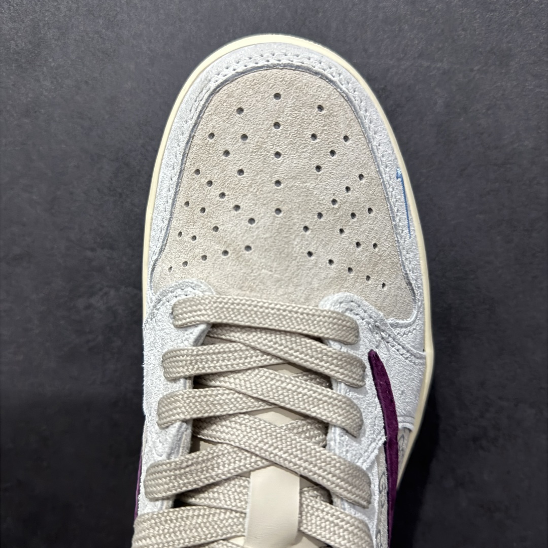 图片[8]-【定制版】Fragment x Travis Scott x GUCCInAir Jordan 1 Low 三方联名倒钩n性价比原盒出货 全新的三方联名低帮倒钩鞋面延续了黑脚趾设计，整双鞋以全荔枝皮打造，腰身搭配白色「倒勾」，再点缀上Travis Scott 标志性的Logo，后跟处以藤原浩最拿手的蓝色为主色调，完善极具Fragment Design的白蓝黑设计风格，左右脚分别以Travis Scott鬼脸和乔丹飞翼加以修饰，彰显出三方联名的奢华格调。 官方货号：CH6336 019 Size：36 36.5 37.5 38 38.5 39 40 40.5 41 42 42.5 43 44 44.5 45 编码：HXS320340-莆田鞋批发中心