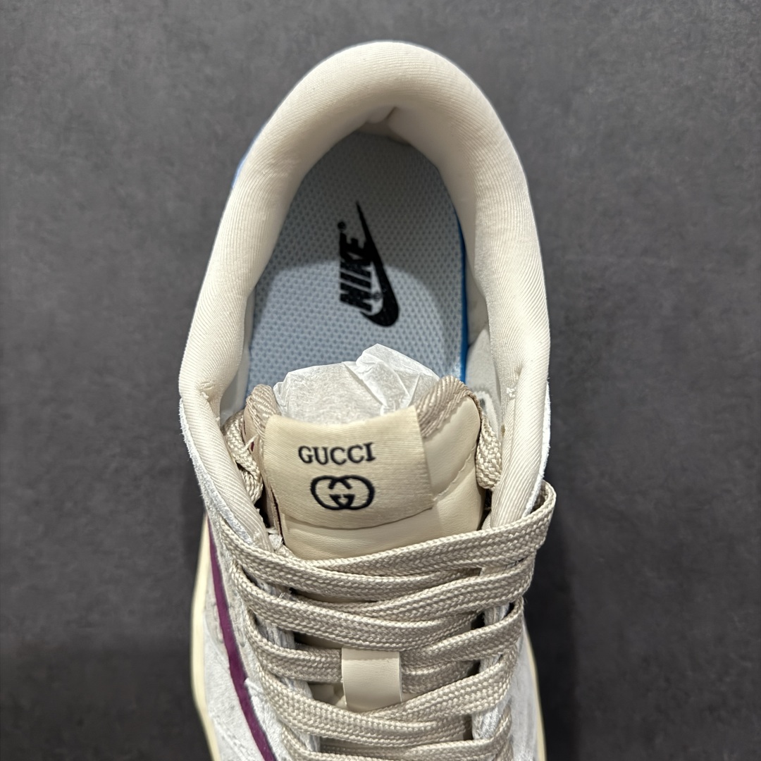 图片[7]-【定制版】Fragment x Travis Scott x GUCCInAir Jordan 1 Low 三方联名倒钩n性价比原盒出货 全新的三方联名低帮倒钩鞋面延续了黑脚趾设计，整双鞋以全荔枝皮打造，腰身搭配白色「倒勾」，再点缀上Travis Scott 标志性的Logo，后跟处以藤原浩最拿手的蓝色为主色调，完善极具Fragment Design的白蓝黑设计风格，左右脚分别以Travis Scott鬼脸和乔丹飞翼加以修饰，彰显出三方联名的奢华格调。 官方货号：CH6336 019 Size：36 36.5 37.5 38 38.5 39 40 40.5 41 42 42.5 43 44 44.5 45 编码：HXS320340-莆田鞋批发中心