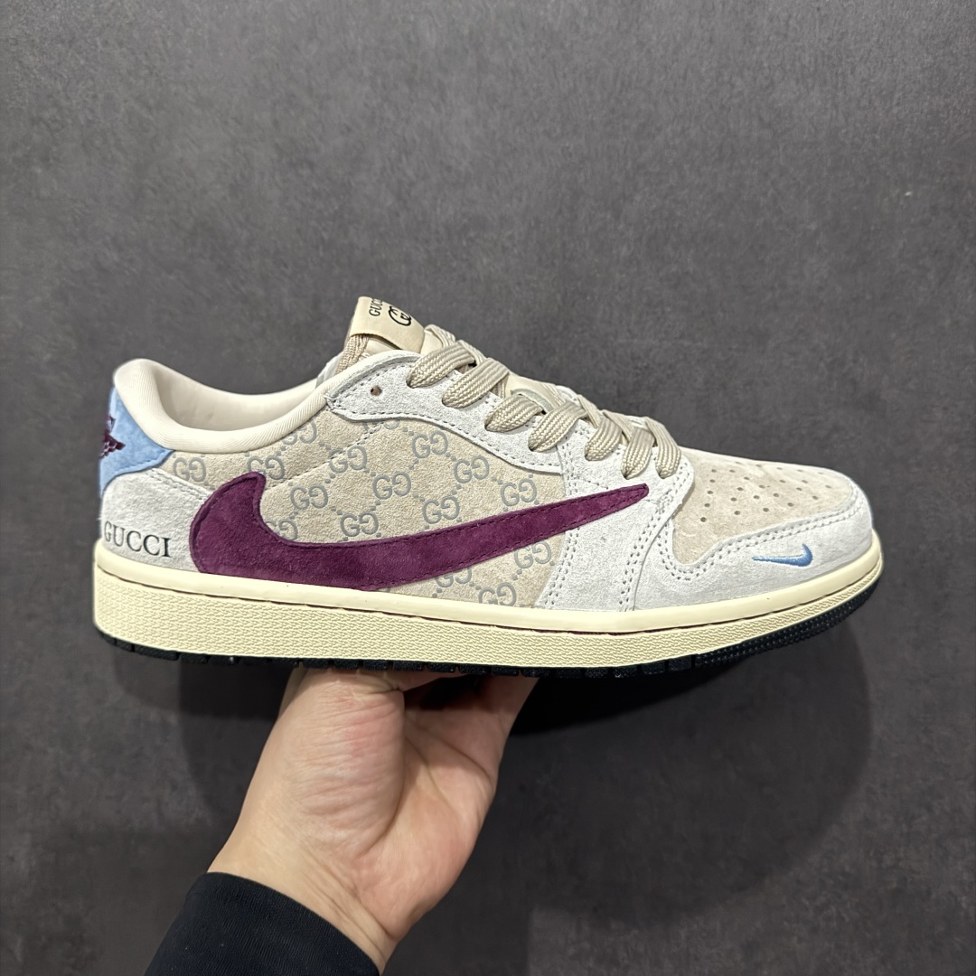 【定制版】Fragment x Travis Scott x GUCCInAir Jordan 1 Low 三方联名倒钩n性价比原盒出货 全新的三方联名低帮倒钩鞋面延续了黑脚趾设计，整双鞋以全荔枝皮打造，腰身搭配白色「倒勾」，再点缀上Travis Scott 标志性的Logo，后跟处以藤原浩最拿手的蓝色为主色调，完善极具Fragment Design的白蓝黑设计风格，左右脚分别以Travis Scott鬼脸和乔丹飞翼加以修饰，彰显出三方联名的奢华格调。 官方货号：CH6336 019 Size：36 36.5 37.5 38 38.5 39 40 40.5 41 42 42.5 43 44 44.5 45 编码：HXS320340-莆田鞋批发中心