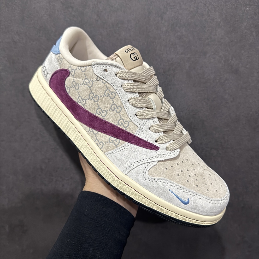 图片[3]-【定制版】Fragment x Travis Scott x GUCCInAir Jordan 1 Low 三方联名倒钩n性价比原盒出货 全新的三方联名低帮倒钩鞋面延续了黑脚趾设计，整双鞋以全荔枝皮打造，腰身搭配白色「倒勾」，再点缀上Travis Scott 标志性的Logo，后跟处以藤原浩最拿手的蓝色为主色调，完善极具Fragment Design的白蓝黑设计风格，左右脚分别以Travis Scott鬼脸和乔丹飞翼加以修饰，彰显出三方联名的奢华格调。 官方货号：CH6336 019 Size：36 36.5 37.5 38 38.5 39 40 40.5 41 42 42.5 43 44 44.5 45 编码：HXS320340-莆田鞋批发中心