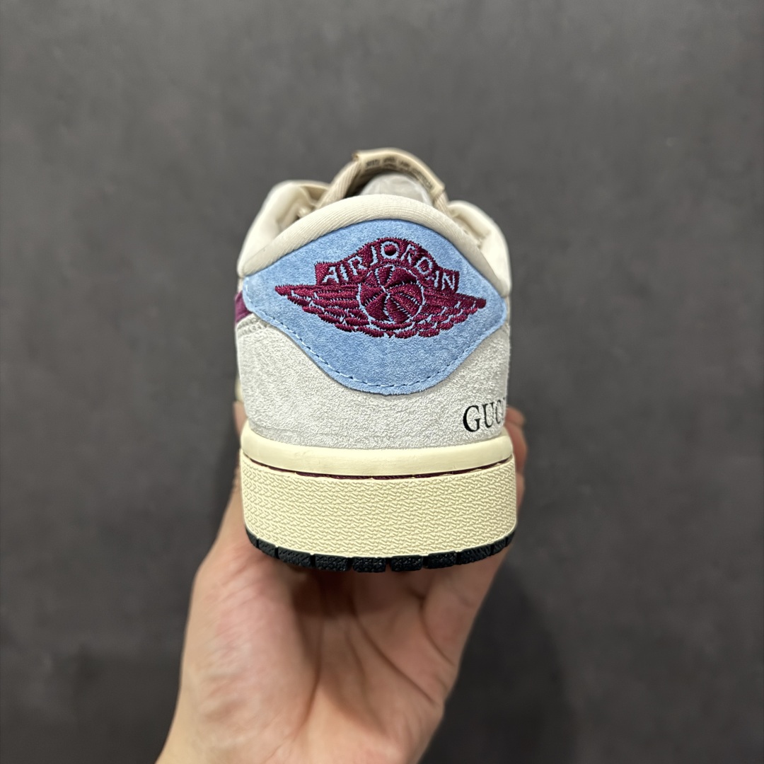 图片[4]-【定制版】Fragment x Travis Scott x GUCCInAir Jordan 1 Low 三方联名倒钩n性价比原盒出货 全新的三方联名低帮倒钩鞋面延续了黑脚趾设计，整双鞋以全荔枝皮打造，腰身搭配白色「倒勾」，再点缀上Travis Scott 标志性的Logo，后跟处以藤原浩最拿手的蓝色为主色调，完善极具Fragment Design的白蓝黑设计风格，左右脚分别以Travis Scott鬼脸和乔丹飞翼加以修饰，彰显出三方联名的奢华格调。 官方货号：CH6336 019 Size：36 36.5 37.5 38 38.5 39 40 40.5 41 42 42.5 43 44 44.5 45 编码：HXS320340-莆田鞋批发中心