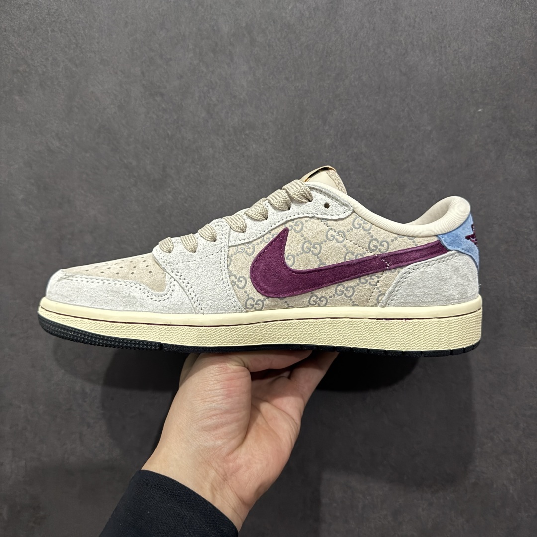 图片[2]-【定制版】Fragment x Travis Scott x GUCCInAir Jordan 1 Low 三方联名倒钩n性价比原盒出货 全新的三方联名低帮倒钩鞋面延续了黑脚趾设计，整双鞋以全荔枝皮打造，腰身搭配白色「倒勾」，再点缀上Travis Scott 标志性的Logo，后跟处以藤原浩最拿手的蓝色为主色调，完善极具Fragment Design的白蓝黑设计风格，左右脚分别以Travis Scott鬼脸和乔丹飞翼加以修饰，彰显出三方联名的奢华格调。 官方货号：CH6336 019 Size：36 36.5 37.5 38 38.5 39 40 40.5 41 42 42.5 43 44 44.5 45 编码：HXS320340-莆田鞋批发中心