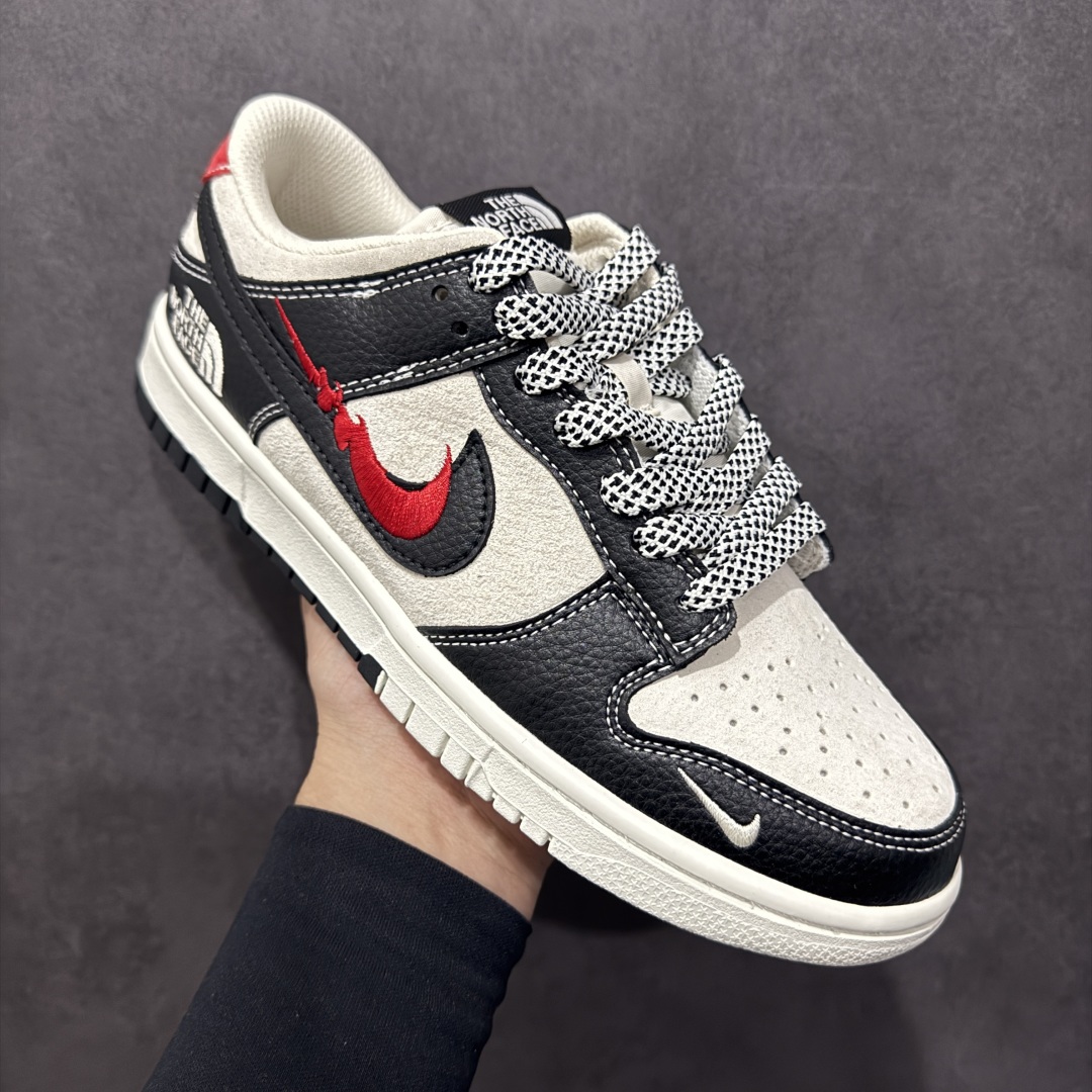 【定制版】Nk SB Dunk Low 北面联名 刺绣黑红勾 周年高端定制 低帮休闲板鞋 DJ2024-128