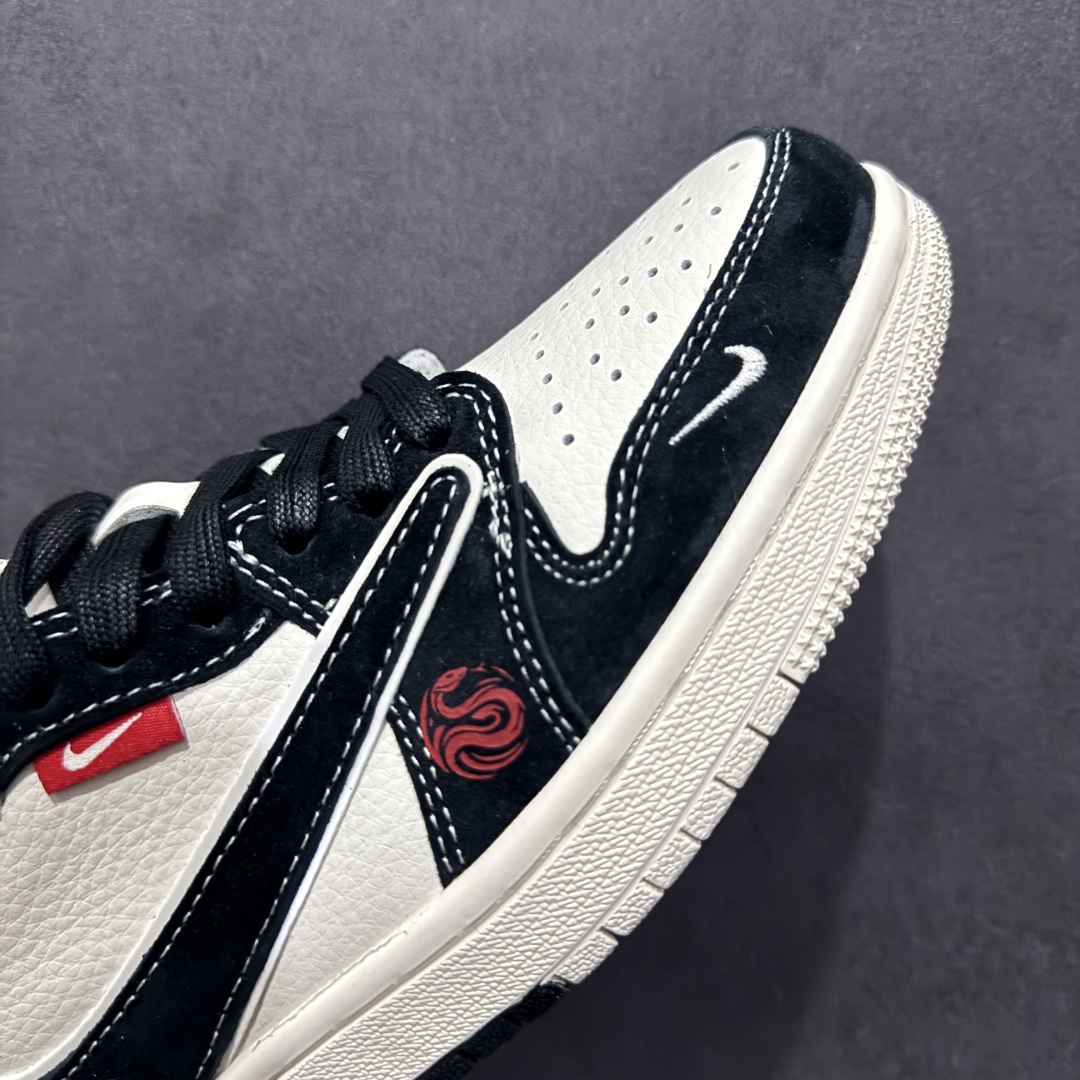 图片[5]-【定制版】Travis Scott x Fragment Design x Air Jordan 1 Low OG SP AJ1 乔1 北面联名蛇年限定 双拼米黑 低帮文化休闲板鞋rn#多方联名合作融合了Travis Scott 独特的音乐风格，藤原浩个性的设计风格以及Jordan品牌的经典元素 使其成为一双具有独特身份和价值的鞋子 清新而立体的外观加上联名标识更突出了其独特身份 这种配色方案显示出活力和时尚感 在视觉上引人注目  鞋身的质感和细腻的细节处理使其显得高端而格调十足  这款“倒钩”联名是设计与创意完美结合  融合多方的个性风格是一款备受瞩目的潮流鞋款r 货号：SJ2068-146 尺码：36 36.5 37.5 38 38.5 39 40 40.5 41 42 42.5 43 44 44.5 45  编码：HXS320340-莆田鞋批发中心