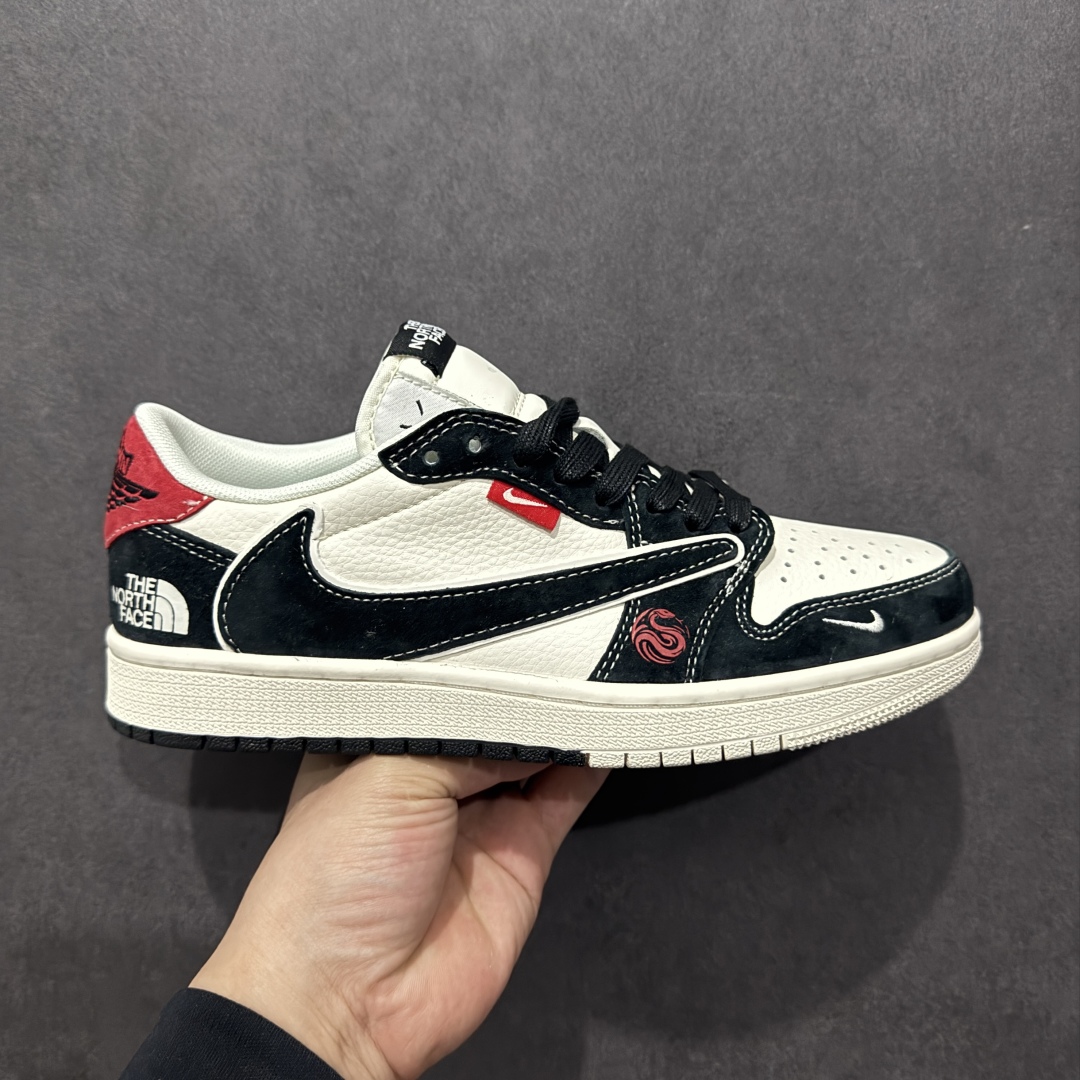 【定制版】Travis Scott x Fragment Design x Air Jordan 1 Low OG SP AJ1 乔1 北面联名蛇年限定 双拼米黑 低帮文化休闲板鞋rn#多方联名合作融合了Travis Scott 独特的音乐风格，藤原浩个性的设计风格以及Jordan品牌的经典元素 使其成为一双具有独特身份和价值的鞋子 清新而立体的外观加上联名标识更突出了其独特身份 这种配色方案显示出活力和时尚感 在视觉上引人注目  鞋身的质感和细腻的细节处理使其显得高端而格调十足  这款“倒钩”联名是设计与创意完美结合  融合多方的个性风格是一款备受瞩目的潮流鞋款r 货号：SJ2068-146 尺码：36 36.5 37.5 38 38.5 39 40 40.5 41 42 42.5 43 44 44.5 45  编码：HXS320340-莆田鞋批发中心