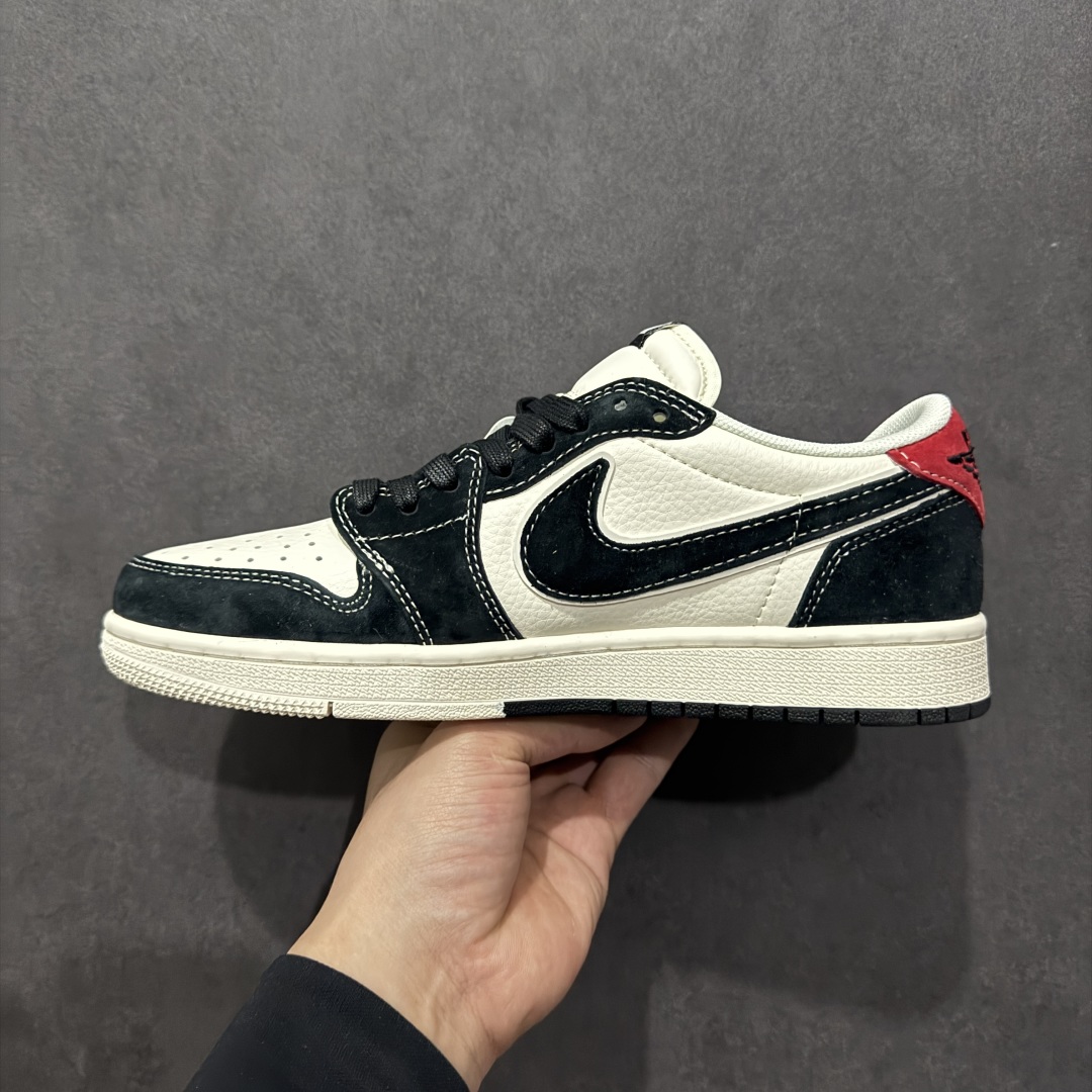 图片[2]-【定制版】Travis Scott x Fragment Design x Air Jordan 1 Low OG SP AJ1 乔1 北面联名蛇年限定 双拼米黑 低帮文化休闲板鞋rn#多方联名合作融合了Travis Scott 独特的音乐风格，藤原浩个性的设计风格以及Jordan品牌的经典元素 使其成为一双具有独特身份和价值的鞋子 清新而立体的外观加上联名标识更突出了其独特身份 这种配色方案显示出活力和时尚感 在视觉上引人注目  鞋身的质感和细腻的细节处理使其显得高端而格调十足  这款“倒钩”联名是设计与创意完美结合  融合多方的个性风格是一款备受瞩目的潮流鞋款r 货号：SJ2068-146 尺码：36 36.5 37.5 38 38.5 39 40 40.5 41 42 42.5 43 44 44.5 45  编码：HXS320340-莆田鞋批发中心