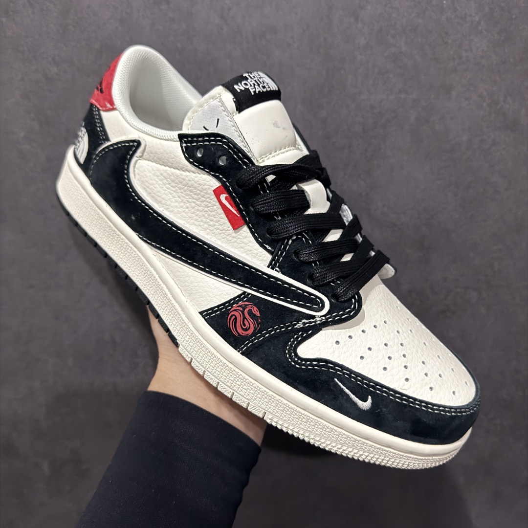 图片[3]-【定制版】Travis Scott x Fragment Design x Air Jordan 1 Low OG SP AJ1 乔1 北面联名蛇年限定 双拼米黑 低帮文化休闲板鞋rn#多方联名合作融合了Travis Scott 独特的音乐风格，藤原浩个性的设计风格以及Jordan品牌的经典元素 使其成为一双具有独特身份和价值的鞋子 清新而立体的外观加上联名标识更突出了其独特身份 这种配色方案显示出活力和时尚感 在视觉上引人注目  鞋身的质感和细腻的细节处理使其显得高端而格调十足  这款“倒钩”联名是设计与创意完美结合  融合多方的个性风格是一款备受瞩目的潮流鞋款r 货号：SJ2068-146 尺码：36 36.5 37.5 38 38.5 39 40 40.5 41 42 42.5 43 44 44.5 45  编码：HXS320340-莆田鞋批发中心