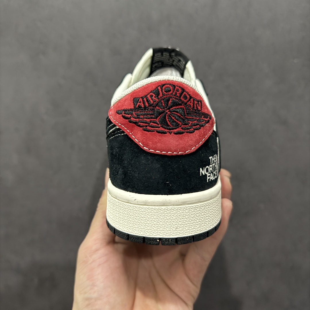 图片[4]-【定制版】Travis Scott x Fragment Design x Air Jordan 1 Low OG SP AJ1 乔1 北面联名蛇年限定 双拼米黑 低帮文化休闲板鞋rn#多方联名合作融合了Travis Scott 独特的音乐风格，藤原浩个性的设计风格以及Jordan品牌的经典元素 使其成为一双具有独特身份和价值的鞋子 清新而立体的外观加上联名标识更突出了其独特身份 这种配色方案显示出活力和时尚感 在视觉上引人注目  鞋身的质感和细腻的细节处理使其显得高端而格调十足  这款“倒钩”联名是设计与创意完美结合  融合多方的个性风格是一款备受瞩目的潮流鞋款r 货号：SJ2068-146 尺码：36 36.5 37.5 38 38.5 39 40 40.5 41 42 42.5 43 44 44.5 45  编码：HXS320340-莆田鞋批发中心