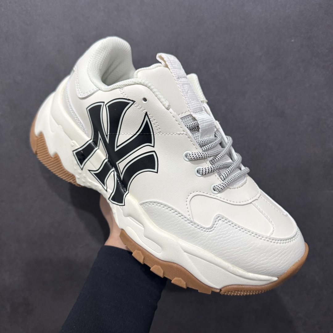 图片[3]-【纯原性价比】韩国洋基队NY大标潮流老爹鞋 MLB小白鞋 市面超高性价比好货 原材料打造 原楦原档案数据开发版型 完美鞋头弧度/后套收口效果🆚市面文案版本‼️ 原厂立体填充鞋舌海绵 中底注胶孔原数据开发模具大底原厂转印标 ins 抖音 快手 小红书网红老爹鞋 韩国洋基队NY大标潮流老爹鞋 内增高6cm 原厂1：1模具开发 原厂进口纳米材质 原厂 全套手提袋 原盒雷射防伪标包装 天猫订单品质 尺码：36 36.5 37.5 38 38.5 39 40 40.5 41 42 42.5 43 44 45-选品中心