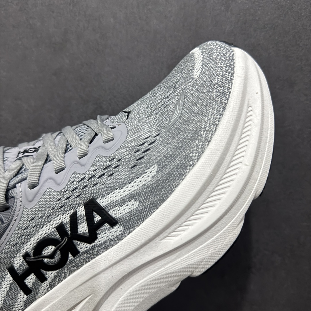 图片[5]-【纯原版】HOKA ONE ONE Bondi 9 WIDE 邦迪九代舒适防滑耐磨低帮休闲跑步鞋HOKA ONE ONE是来自美国的跑步鞋知名品牌，创立于2009年，始终致力于为所有跑者提供更新、更好的跑步装备。相比常规跑鞋，HOKA ONE ONE特别研发使用性能独特的几何形跑鞋中底，此种鞋底更厚、更高、回弹性也更好，除了卓越的缓冲性能，它还能內各种阶段的跑者带来更具动感、更加稳定的跑步体验。HOKAONE ONE从设计之初就清楚意识到，要保证跑者步幅的均匀一致，双脚自然而然的运动至关重要。nSIZE：36 36.5 37.5 38 38.5 39 40 40.5 41 42 42.5 43 44 44.5 45 编码：YM225260-莆田鞋批发中心