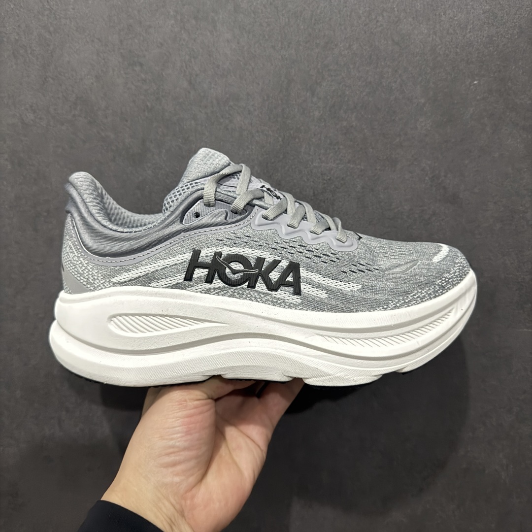 【纯原版】HOKA ONE ONE Bondi 9 WIDE 邦迪九代舒适防滑耐磨低帮休闲跑步鞋HOKA ONE ONE是来自美国的跑步鞋知名品牌，创立于2009年，始终致力于为所有跑者提供更新、更好的跑步装备。相比常规跑鞋，HOKA ONE ONE特别研发使用性能独特的几何形跑鞋中底，此种鞋底更厚、更高、回弹性也更好，除了卓越的缓冲性能，它还能內各种阶段的跑者带来更具动感、更加稳定的跑步体验。HOKAONE ONE从设计之初就清楚意识到，要保证跑者步幅的均匀一致，双脚自然而然的运动至关重要。nSIZE：36 36.5 37.5 38 38.5 39 40 40.5 41 42 42.5 43 44 44.5 45 编码：YM225260-莆田鞋批发中心