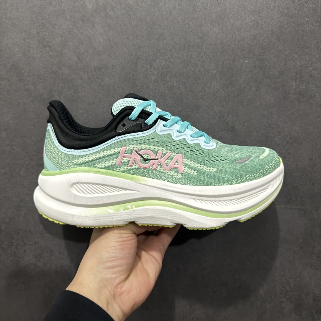 【纯原版】HOKA ONE ONE Bondi 9 WIDE 邦迪九代舒适防滑耐磨低帮休闲跑步鞋HOKA ONE ONE是来自美国的跑步鞋知名品牌，创立于2009年，始终致力于为所有跑者提供更新、更好的跑步装备。相比常规跑鞋，HOKA ONE ONE特别研发使用性能独特的几何形跑鞋中底，此种鞋底更厚、更高、回弹性也更好，除了卓越的缓冲性能，它还能內各种阶段的跑者带来更具动感、更加稳定的跑步体验。HOKAONE ONE从设计之初就清楚意识到，要保证跑者步幅的均匀一致，双脚自然而然的运动至关重要。nSIZE：36 36.5 37.5 38 38.5 39 40 40.5 41 42 42.5 43 44 44.5 45 编码：YM225260-莆田鞋批发中心