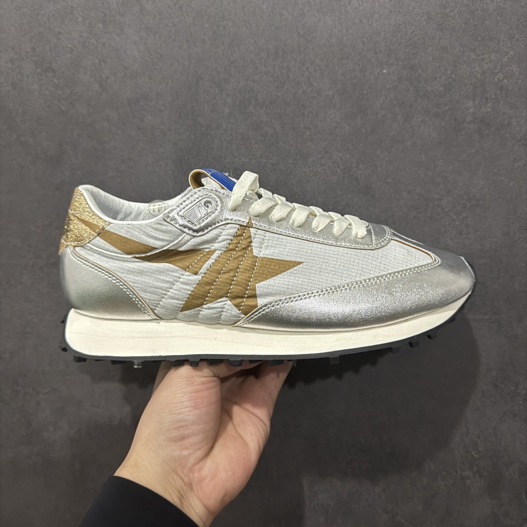 【公司级】陈伟霆同款 GGDB Marathon Golden Goose Deluxe Brand与K-pop艺术家miyayeh联名合作款马拉松系列运动鞋 正品售+新款休闲运动鞋 史上中最好穿的脏脏鞋，主打轻盈自由随性 特意做旧运动休闲鞋 女版，采用Nappa皮革鞋面。鞋跟片区域的特点是添加了一个全3D稳定器，这是该形状的标志性特征，它增加了活力，并前所未有的突出了缓震性能n⚠️特殊渠道货，数量不多，品质非常牛，闭眼入！n鞋面：采用尼龙鞋面绵羊皮衬里n大底：原版底n跟高：4.5cmn码数： 36 37 38 39 40 41 42 43 44 45 编码：YB310330-莆田鞋批发中心