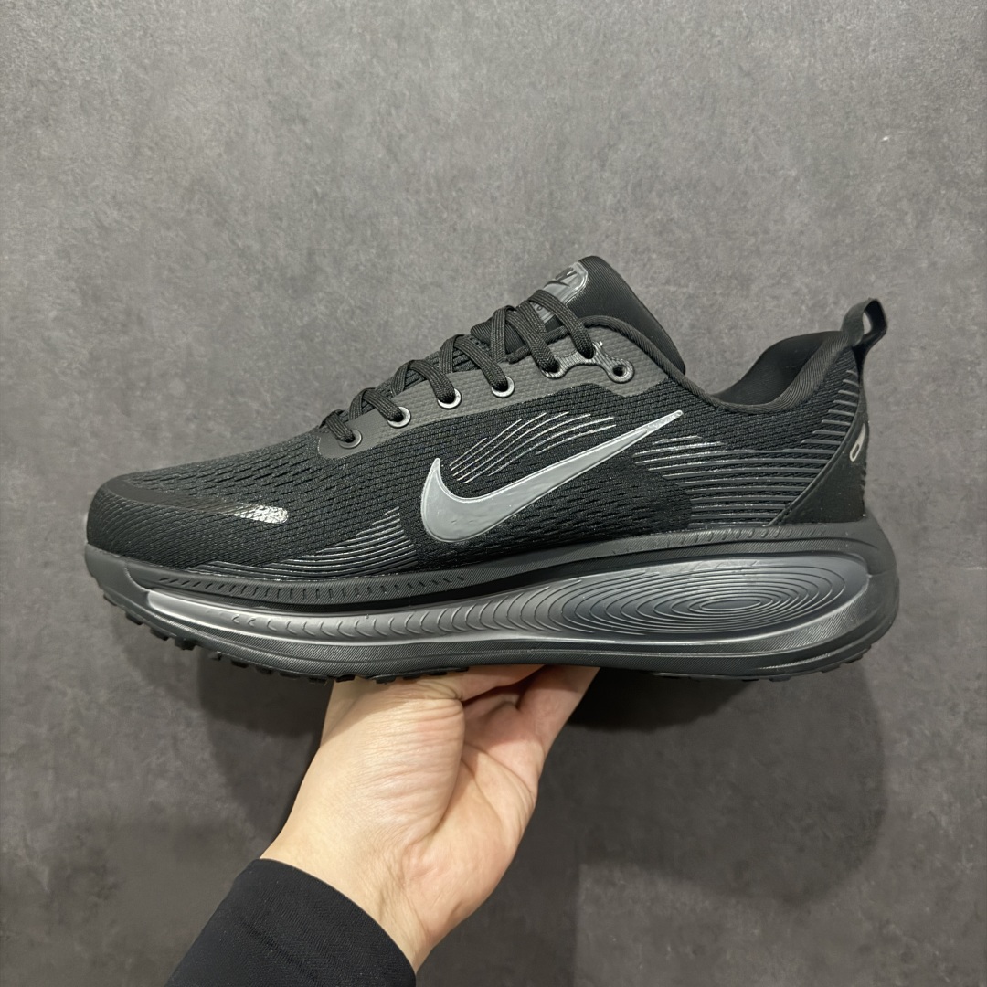 图片[2]-【公司级】Nike VOMERO 18 登月系列 轻盈跑鞋 舒适百搭防滑耐磨 低帮 休闲跑步鞋n拥有 Zoom Air 一如既往的稳定感和流畅感 鞋面采用工程网眼设计 为特定高热区域营造出色透气性 进一步增加鞋面的穿孔数量 让足部能够快速散热 中足搭配 Flywire 飞线 在高速运动时营造舒适稳定的贴合感 内置Zoon气垫加持 动力十足 货号：HM6804-001 尺码：40 41 42 43 44 45 编码：MG230250-莆田鞋批发中心