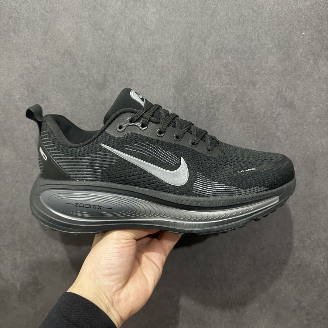 【公司级】Nike VOMERO 18 登月系列 轻盈跑鞋 舒适百搭防滑耐磨 低帮 休闲跑步鞋n拥有 Zoom Air 一如既往的稳定感和流畅感 鞋面采用工程网眼设计 为特定高热区域营造出色透气性 进一步增加鞋面的穿孔数量 让足部能够快速散热 中足搭配 Flywire 飞线 在高速运动时营造舒适稳定的贴合感 内置Zoon气垫加持 动力十足 货号：HM6804-001 尺码：40 41 42 43 44 45 编码：MG230250-莆田鞋批发中心