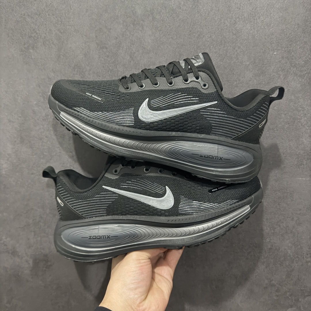 图片[9]-【公司级】Nike VOMERO 18 登月系列 轻盈跑鞋 舒适百搭防滑耐磨 低帮 休闲跑步鞋n拥有 Zoom Air 一如既往的稳定感和流畅感 鞋面采用工程网眼设计 为特定高热区域营造出色透气性 进一步增加鞋面的穿孔数量 让足部能够快速散热 中足搭配 Flywire 飞线 在高速运动时营造舒适稳定的贴合感 内置Zoon气垫加持 动力十足 货号：HM6804-001 尺码：40 41 42 43 44 45 编码：MG230250-莆田鞋批发中心