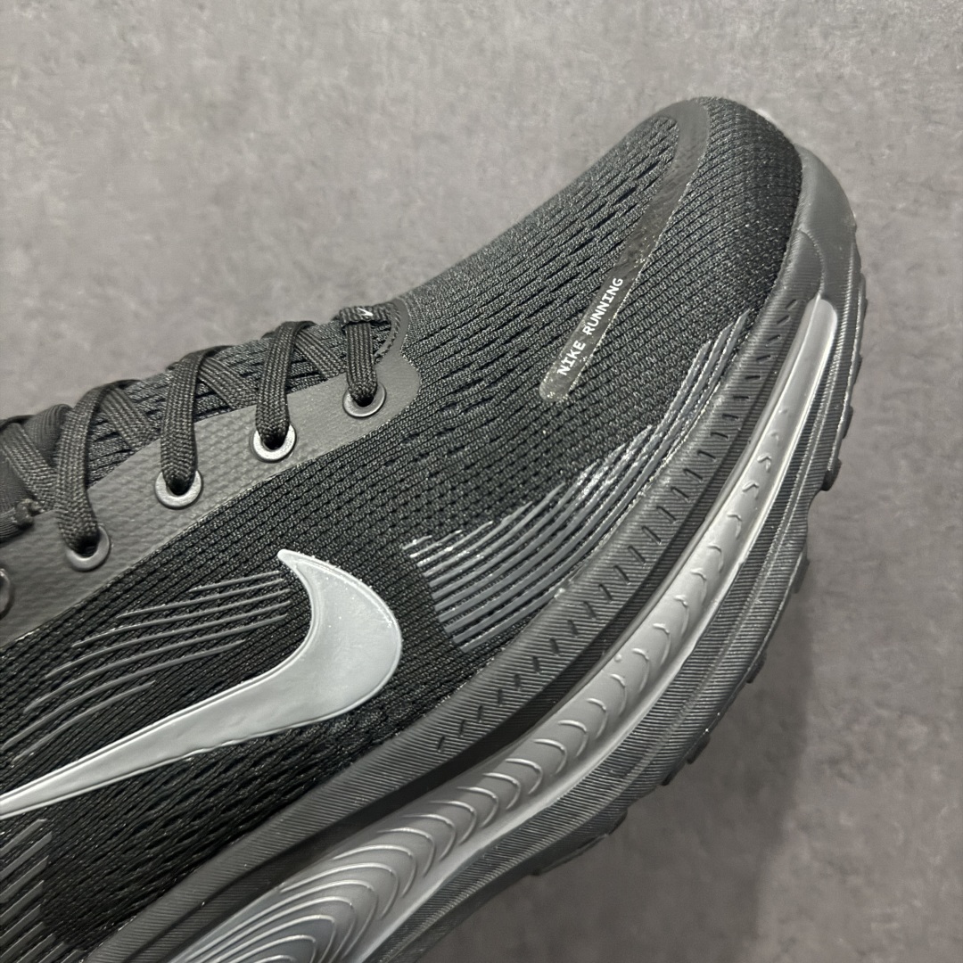 图片[4]-【公司级】Nike VOMERO 18 登月系列 轻盈跑鞋 舒适百搭防滑耐磨 低帮 休闲跑步鞋n拥有 Zoom Air 一如既往的稳定感和流畅感 鞋面采用工程网眼设计 为特定高热区域营造出色透气性 进一步增加鞋面的穿孔数量 让足部能够快速散热 中足搭配 Flywire 飞线 在高速运动时营造舒适稳定的贴合感 内置Zoon气垫加持 动力十足 货号：HM6804-001 尺码：40 41 42 43 44 45 编码：MG230250-莆田鞋批发中心