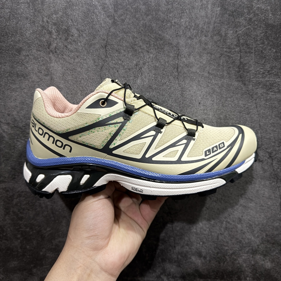 【W1版】 Salomon XT-6 Mindful 2n萨洛蒙复古潮流户外机能登山跑鞋 鹅黄色女鞋nn纯原外贸平台特供订单耗时半年巨作 全套原纸板楦头开发原厂特供网布配套加持 确保原汁原味n完美呈现版型 原档数据独家私模五层组合大底原装Ortholite轻量化鞋垫 中底布带钢印编号原厂TPU锁扣 进口港宝加持后跟自然饱满 还原公司包裹性鞋面以“锯齿”状的包裹系统呈现在基色底之下加入了各种色点缀将公司的最新技术和时尚前卫的造型融入耐用的长跑款式中鞋面由 TPU 薄膜制成 并焊接在高耐磨网眼上 使其既时尚又坚固 由 ACS底盘支撑 可增强稳定性和支撑力 以及由橡胶凸耳 Contragrip外底覆盖的 EVA 缓冲中底 旨在应对崎岖的地形 鞋舌上的彩色Salomon 标签、Quicklace 系统以及鞋头、鞋舌和鞋跟上的附加品牌使细节更加完美 让穿着者可以轻松驾驭户外与通勤下的任何运动生活场景 无缝鞋身户外随意纵横 颜值与脚感兼备 出街通勤 绝对非常吸睛 你值得拥有 尺码：36 36.5 37.5 38 38.5 39 40  编码：YX290340-莆田鞋批发中心